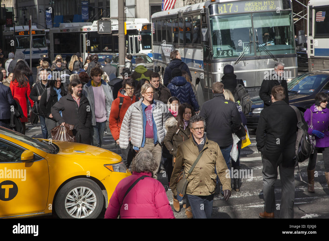 Der immer überfüllten Kreuzung von 42nd Street und Fifth Avenue in Midtown Manhattan. NEW YORK CITY Stockfoto