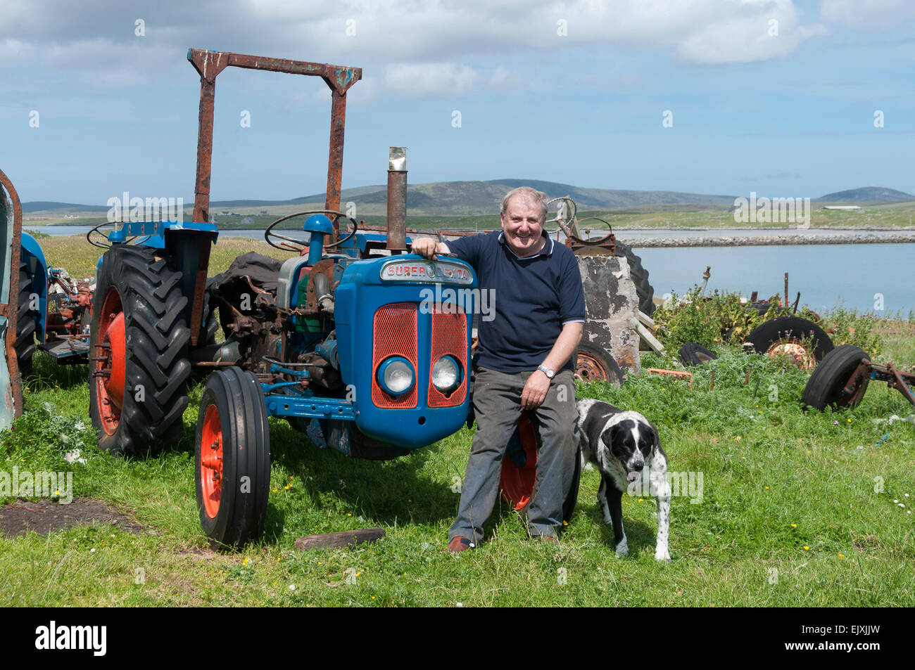 Angus Macdonald im Ruhestand Crofter mit restaurierten Traktoren Stockfoto