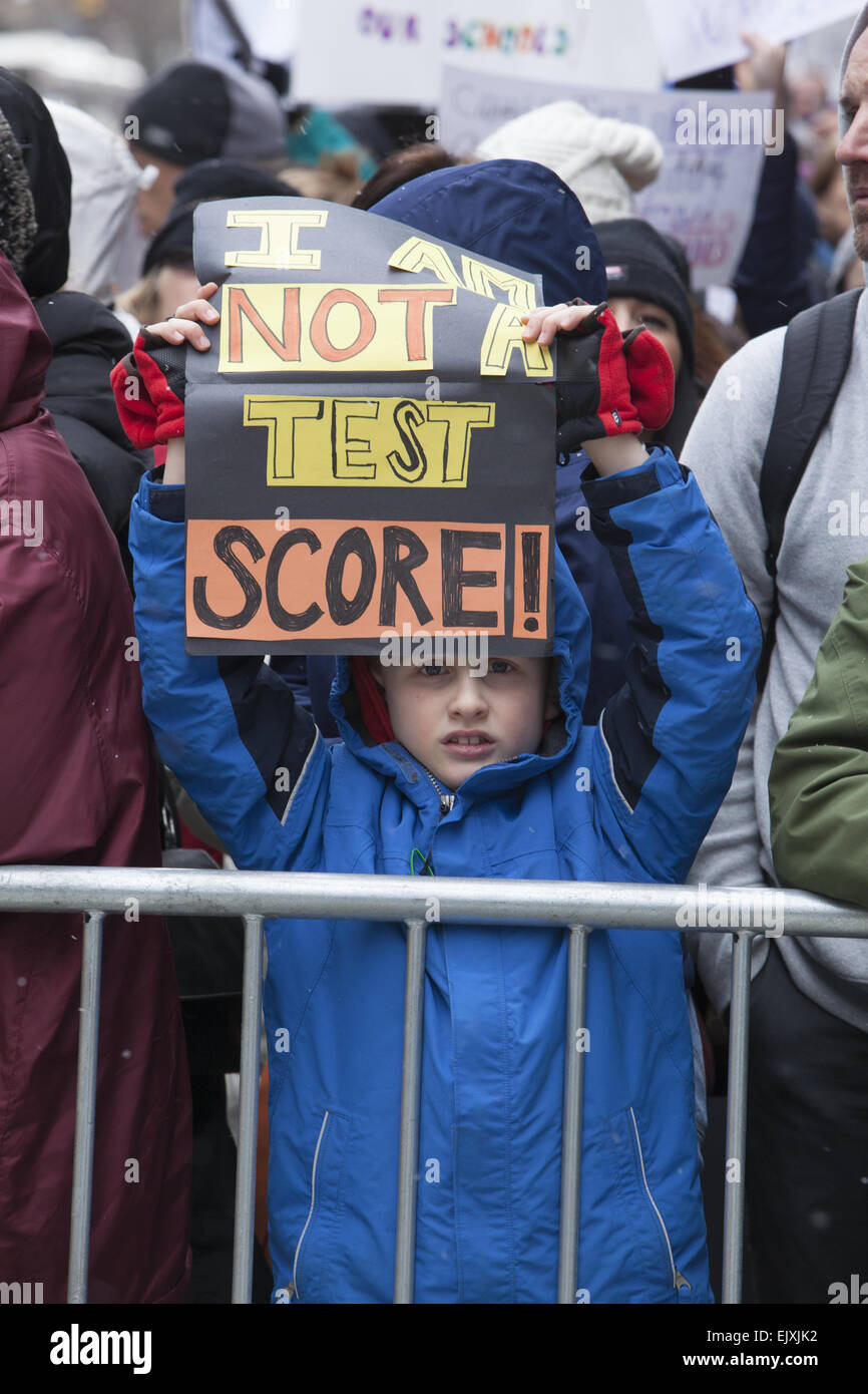 Großdemonstration am New Yorker Gouverneur Büro in New York erzählt ihm zur Finanzierung von öffentlichen Bildung und Unterstützung Kinder nicht Wand S Stockfoto