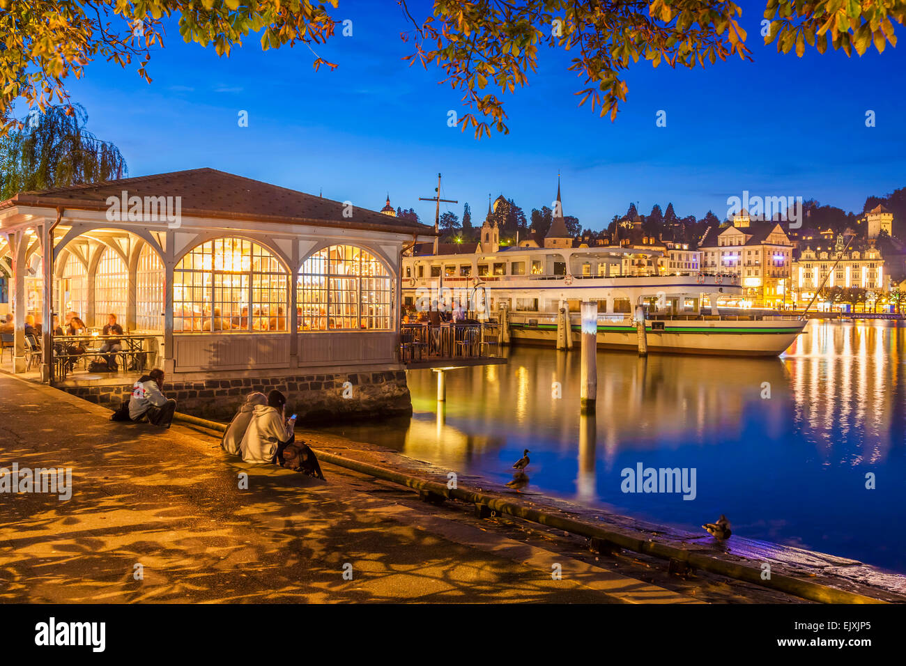Schweiz, Luzern, beleuchtete Versand Pier und Art Noueveau Pavillon bei Abenddämmerung Stockfoto