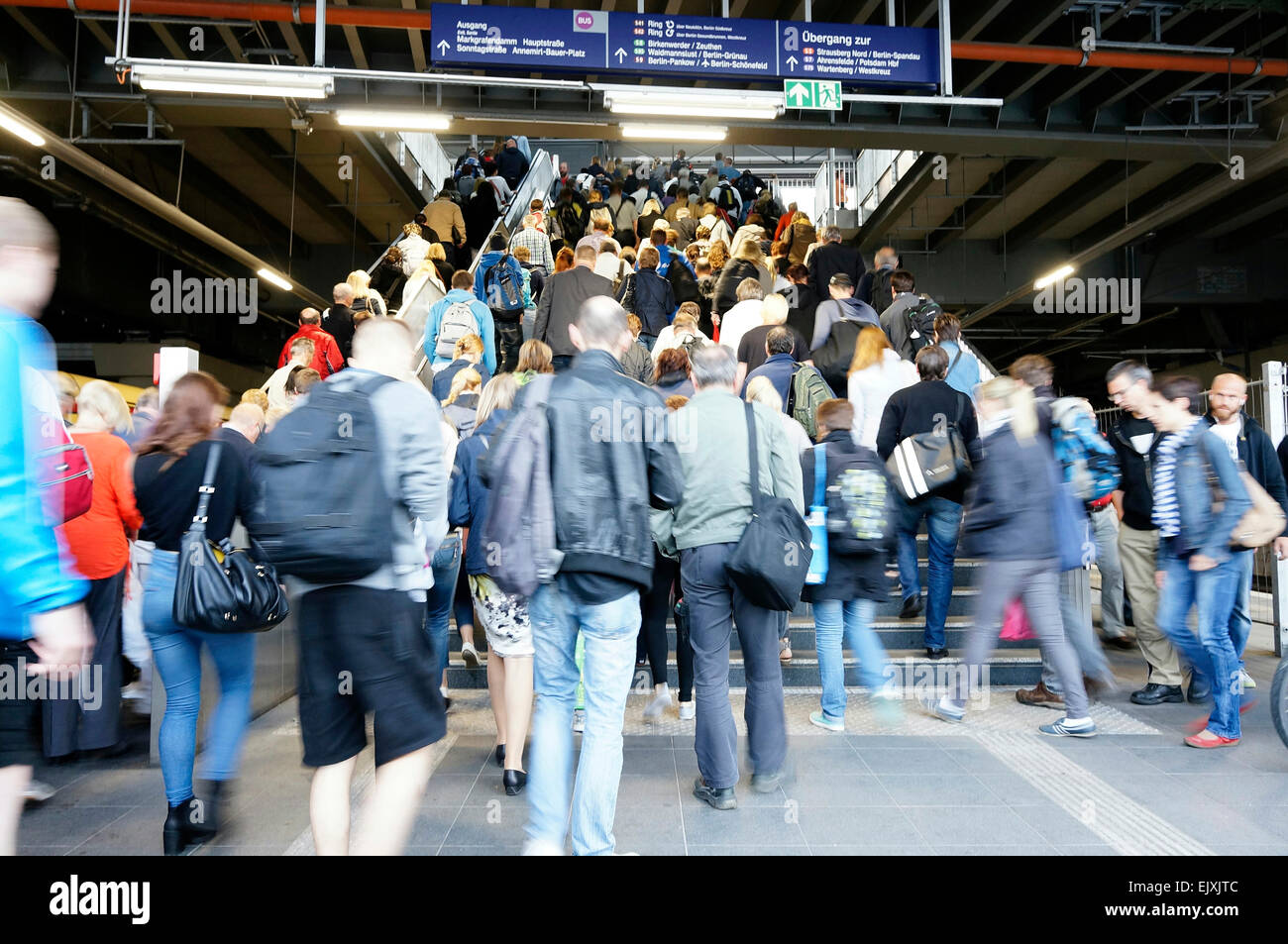 Deutschland, Berlin, Bahnhof Ostkreuz, Pendler unterwegs Stockfoto