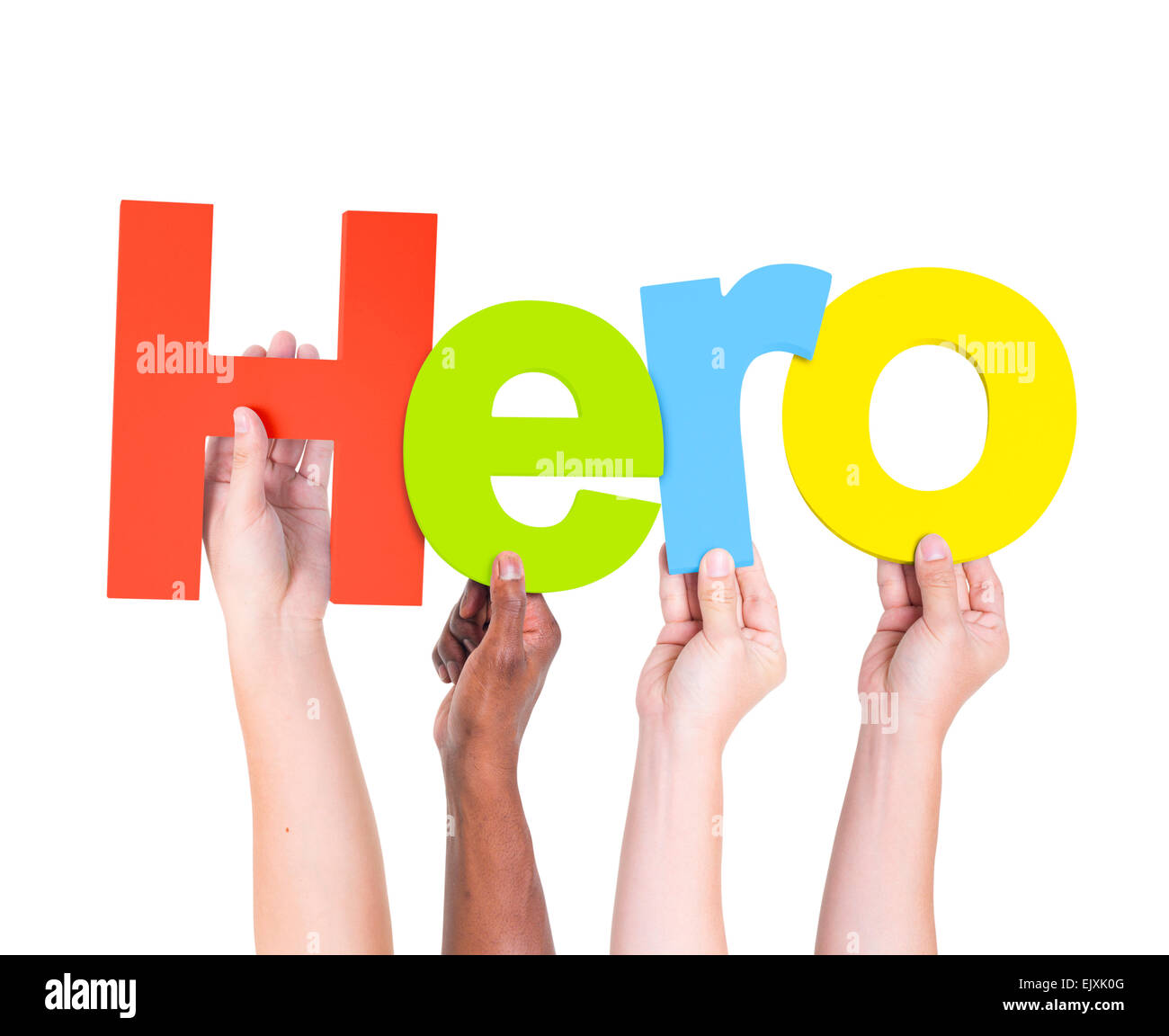 Multi-ethnischen Gruppe von Menschen die Arme angehoben halten Buchstaben dieser Form Held Stockfoto