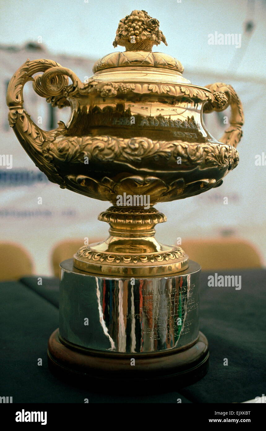AJAXNETPHOTO - 1989 - PLYMOUTH, ENGLAND. -TROPHY - SEGELN DES ADMIRALS CUP, DES ADMIRALS CUP INTERNATIONAL YACHTING TEAM GEWINNER VORGESTELLT. FOTO: JONATHAN EASTLAND/AJAX REF: HDD TRO 046 Stockfoto