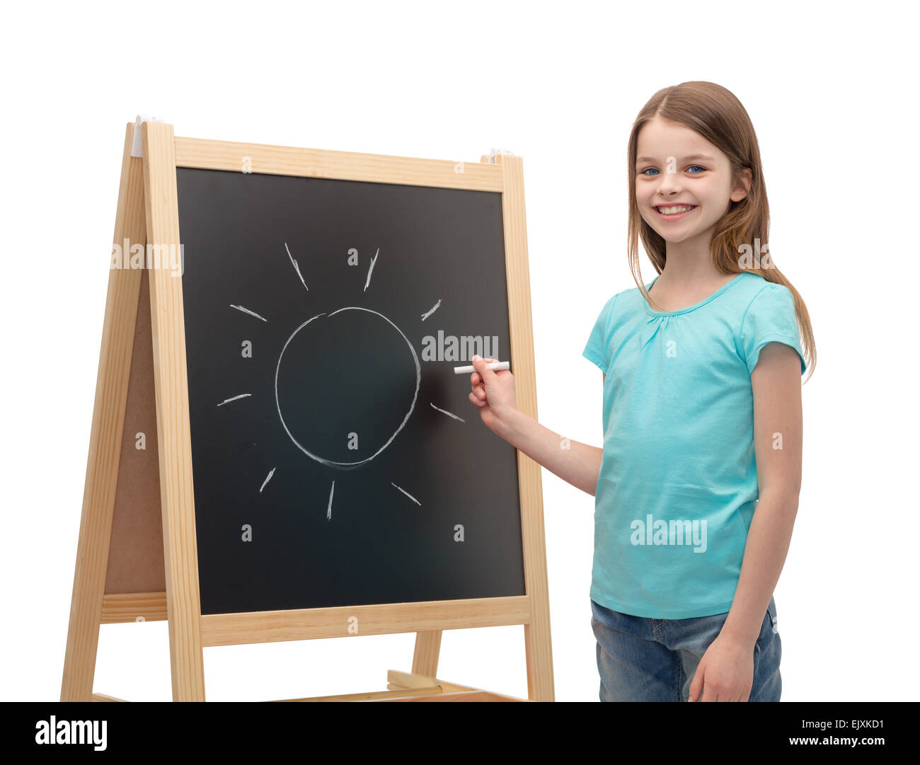 glückliche kleine Mädchen mit Sonne auf Tafel gezeichnet Stockfoto