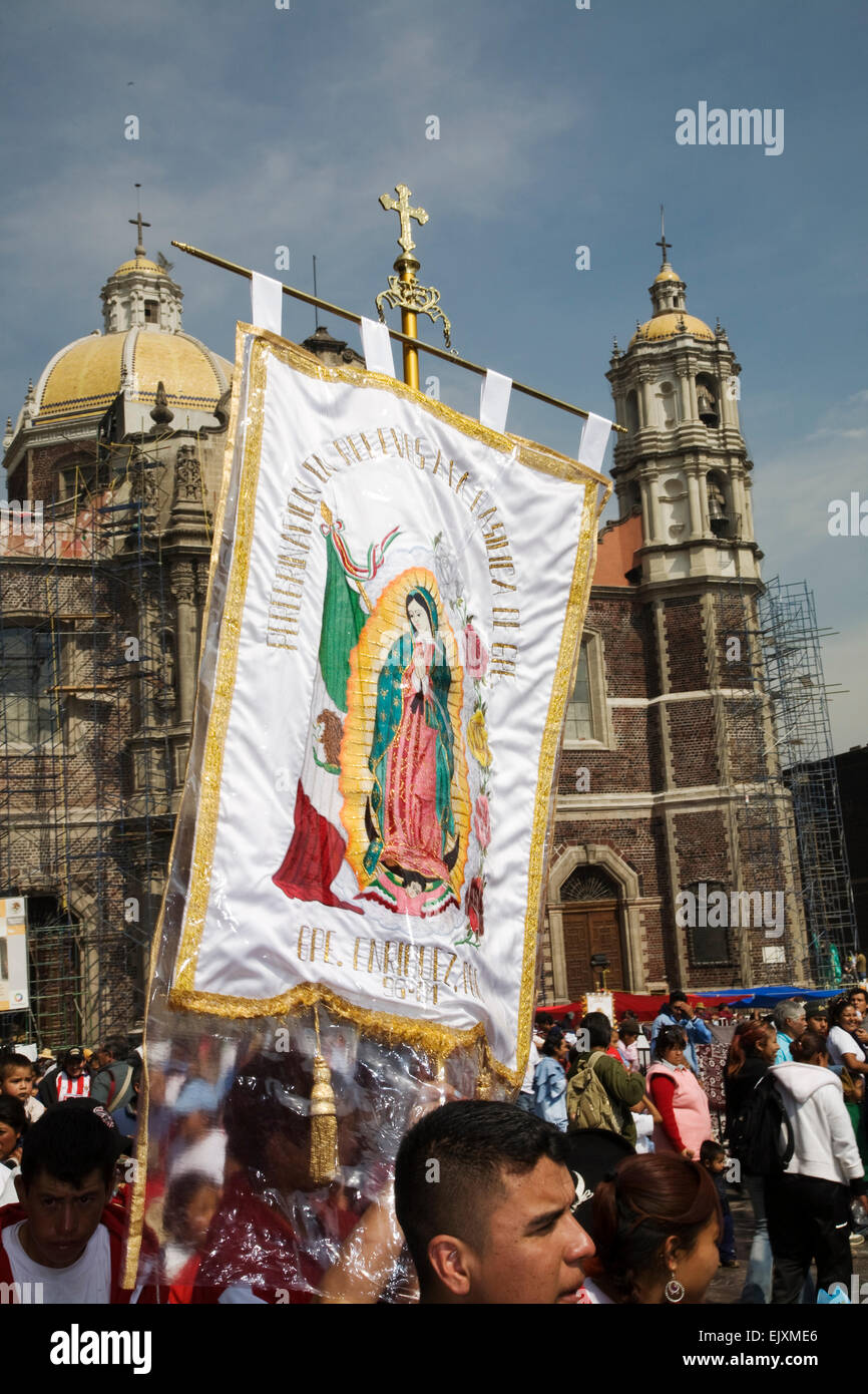 Pilger drängen sich die Straßen auf dem Weg zur Basilika de Guadalupe in La Villa in Mexiko-Stadt während der Feier Stockfoto