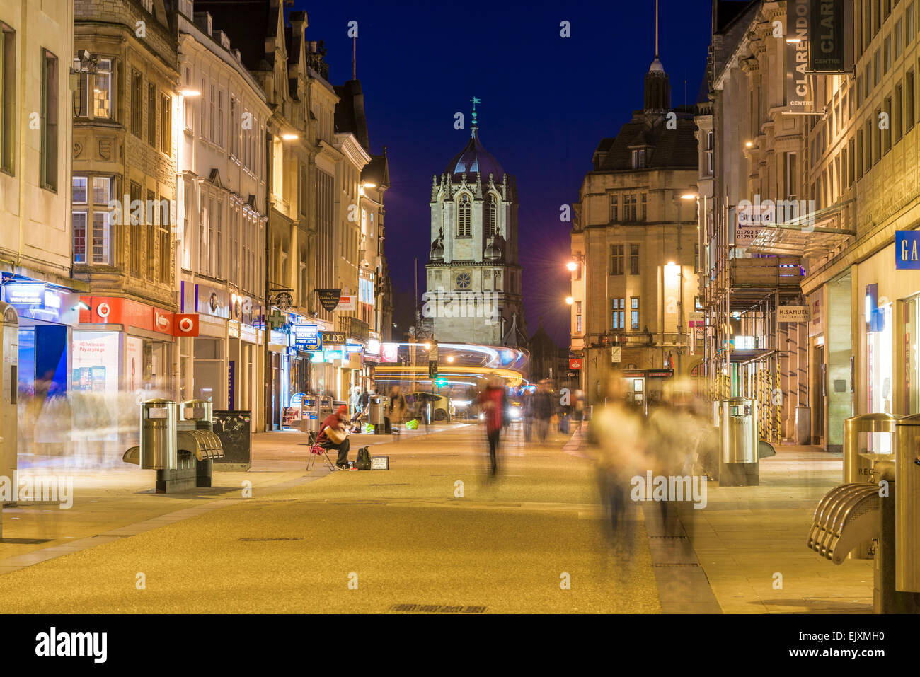 Tom Tower des Christ Church College, Universität Oxford, betrachtet Cornmarket Street, einer der Haupteinkaufsstraßen in Oxford Stockfoto