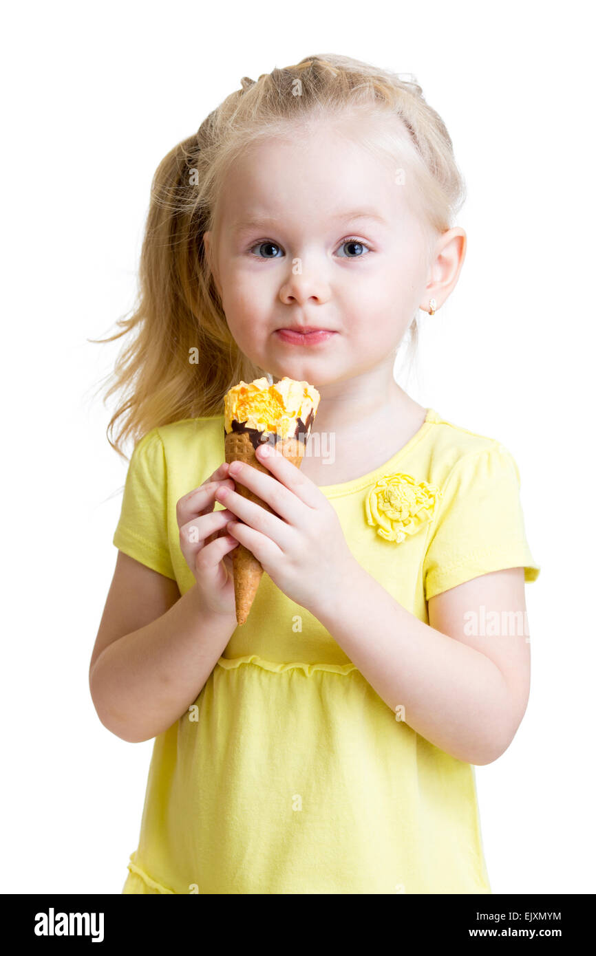 glückliches Kind essen Eis im Studio isoliert Stockfoto