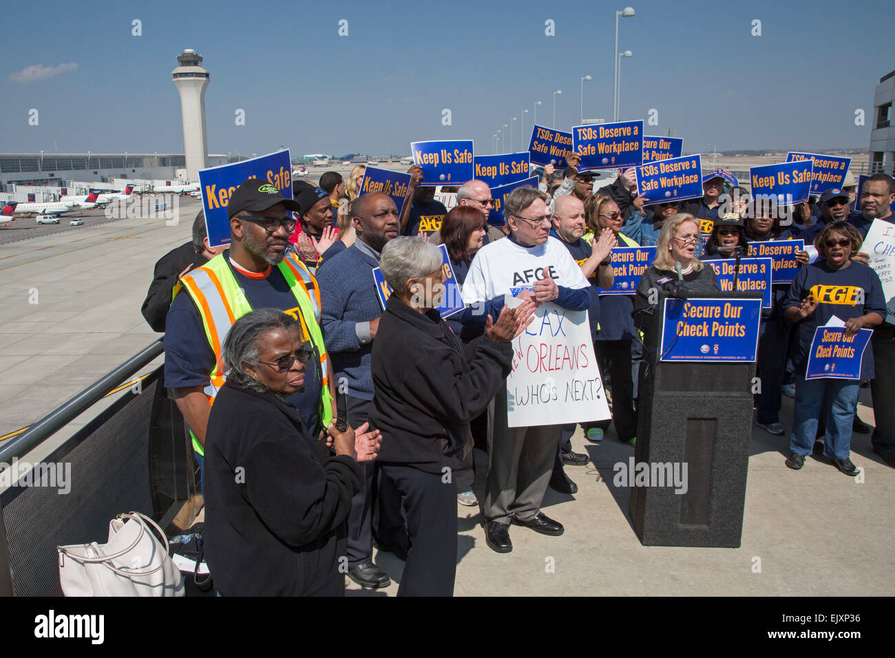 Romulus, Michigan, USA. Transport Security Administration (TSA) Offiziere sammelten sich in Detroit Metro Airport zu einem besseren Schutz der Nachfrage während auf dem Arbeitsmarkt. Unter Berufung auf Angriffe auf die Sicherheit Screener an anderen Flughäfen, ihre Gewerkschaft American Federation von Regierungsangestellten, genannt für die Anmietung von bewaffneten Wachen, um sie zu schützen. Kongressabgeordnete Debbie Dingell (D -Mich) spricht auf der Kundgebung. Bildnachweis: Jim West/Alamy Live-Nachrichten Stockfoto