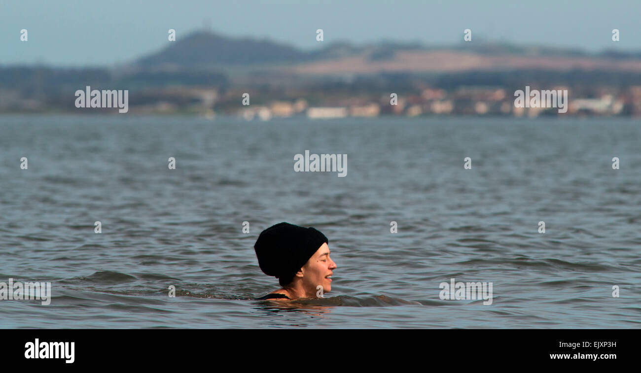 Edinburgh, Schottland. 2. April 2015. Schottland Ostern Wetter Standalone. Zuzana Jerek braucht, um das Wasser auf Portobello direkt am Meer wo ist die Wassertemperatur ca. 7 Grad Celsius. 35 Jahre alte Mutter von drei und ihr Mann Peter geschwommen jeden Tag seit August letzten Jahres. Auch mit 14 Monate alte Tochter Joko abgebildet. Bildnachweis: Andrew O'Brien/Alamy Live-Nachrichten Stockfoto
