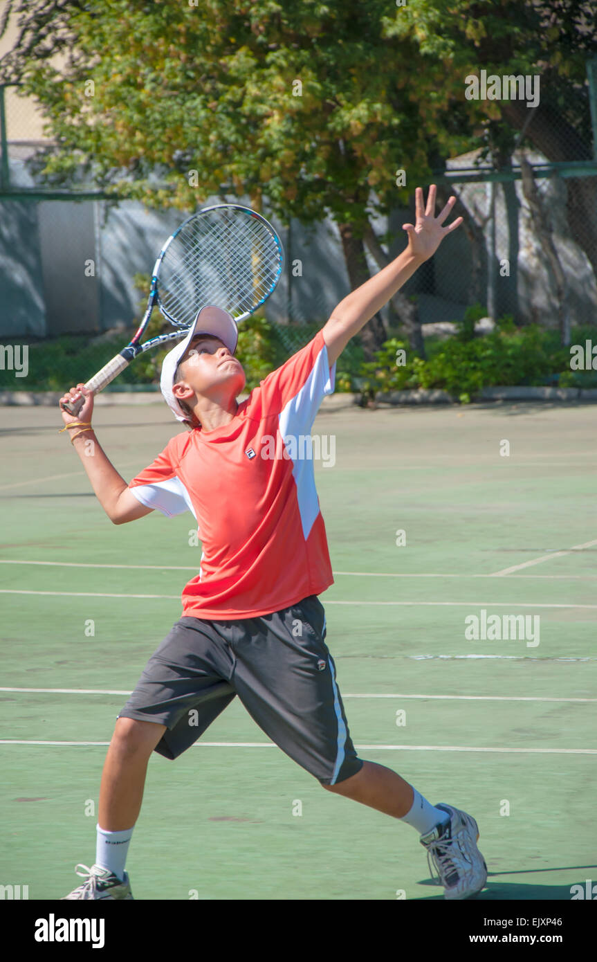 Orenburg, Süd-Ural, Russland - 16.08.2013: Tennis-Wettbewerb. Junge Tennisspieler Stockfoto