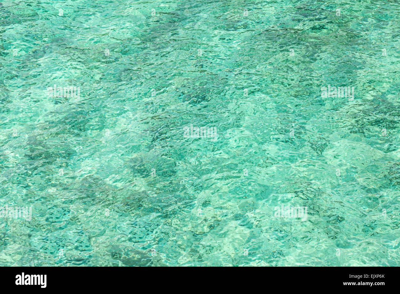 Zusammenfassung Hintergrund des kristallklaren Meerwassers gemacht. Stockfoto