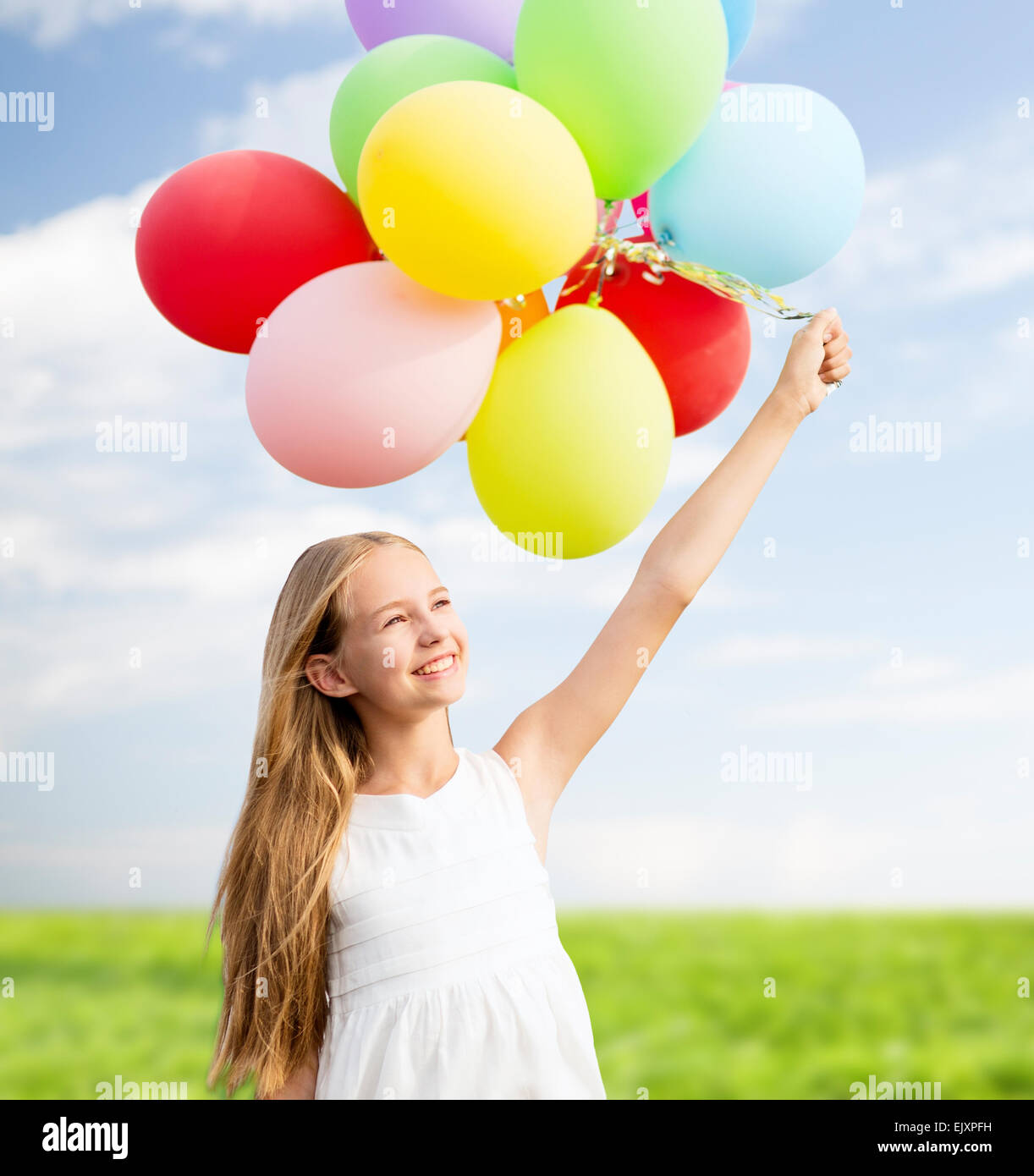 glückliches Mädchen mit bunten Luftballons Stockfoto, Bild 80493717