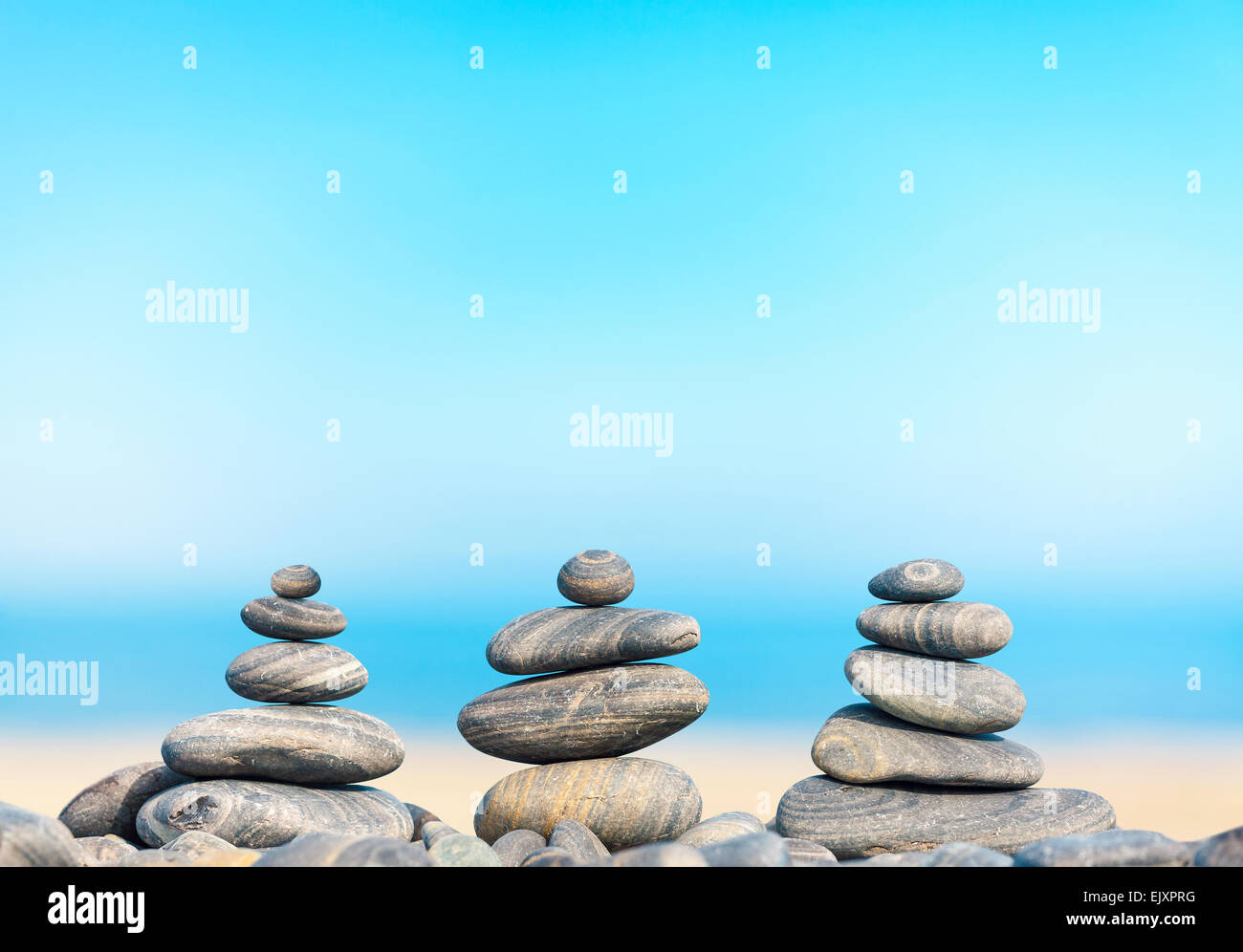 Stein-Pyramiden am Strand, Zen Spa Konzept Hintergrund. Stockfoto