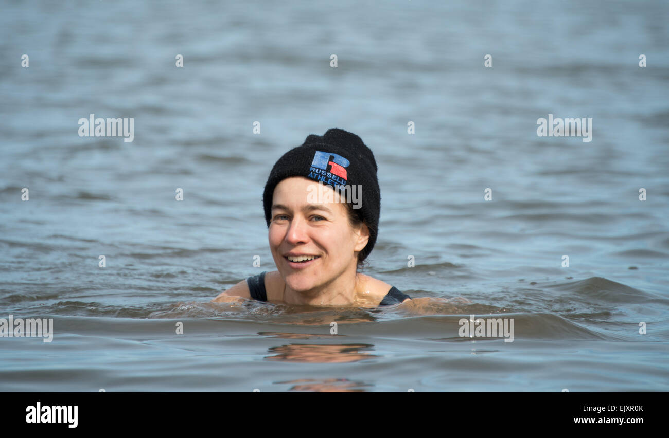 Edinburgh, Schottland. 2. April 2015. Schottland Ostern Wetter Standalone. Zuzana Jerek braucht, um das Wasser auf Portobello direkt am Meer wo ist die Wassertemperatur ca. 7 Grad Celsius. 35 Jahre alte Mutter von drei und ihr Mann Peter geschwommen jeden Tag seit August letzten Jahres. Auch mit 14 Monate alte Tochter Joko abgebildet. Bildnachweis: Andrew O'Brien/Alamy Live-Nachrichten Stockfoto