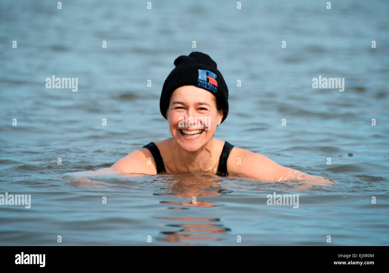 Edinburgh, Schottland. 2. April 2015. Schottland Ostern Wetter Standalone. Zuzana Jerek braucht, um das Wasser auf Portobello direkt am Meer wo ist die Wassertemperatur ca. 7 Grad Celsius. 35 Jahre alte Mutter von drei und ihr Mann Peter geschwommen jeden Tag seit August letzten Jahres. Auch mit 14 Monate alte Tochter Joko abgebildet. Bildnachweis: Andrew O'Brien/Alamy Live-Nachrichten Stockfoto