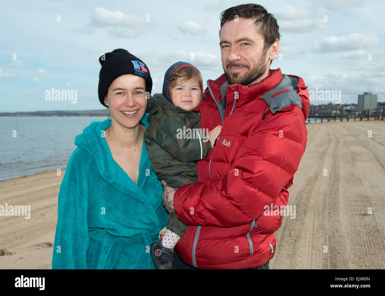 Edinburgh, Schottland. 2. April 2015. Schottland Ostern Wetter Standalone. Zuzana Jerek braucht, um das Wasser auf Portobello direkt am Meer wo ist die Wassertemperatur ca. 7 Grad Celsius. 35 Jahre alte Mutter von drei und ihr Mann Peter geschwommen jeden Tag seit August letzten Jahres. Auch mit 14 Monate alte Tochter Joko abgebildet. Bildnachweis: Andrew O'Brien/Alamy Live-Nachrichten Stockfoto