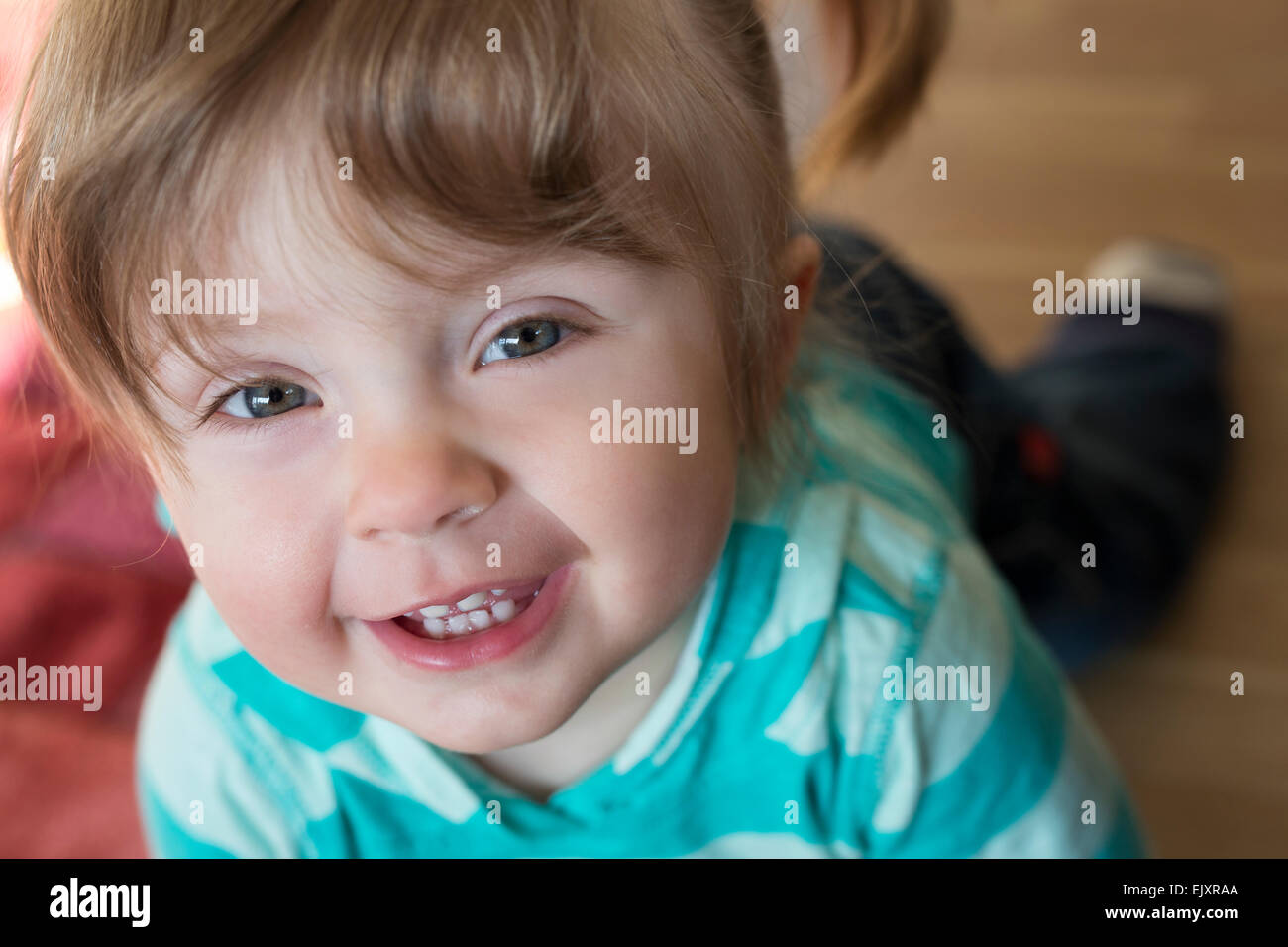 Kleinkind Mädchen kriechen und lachen Stockfoto