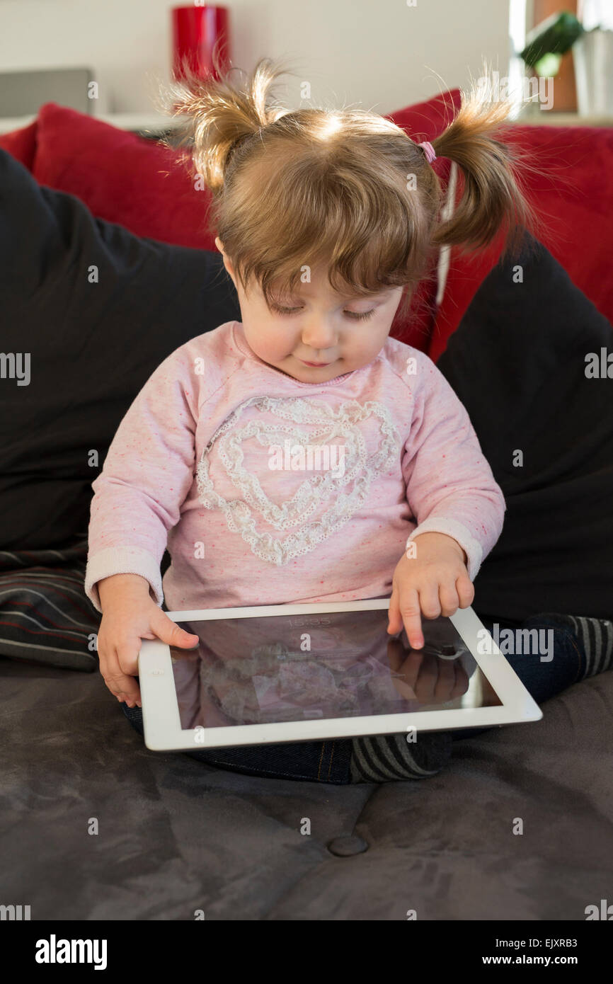 Kleines Mädchen mit Tablet-PC Stockfoto