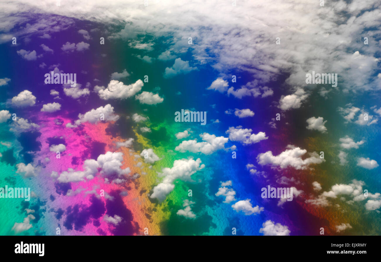 Spektrum-Farben über der Meeresoberfläche mit Wolken Stockfoto