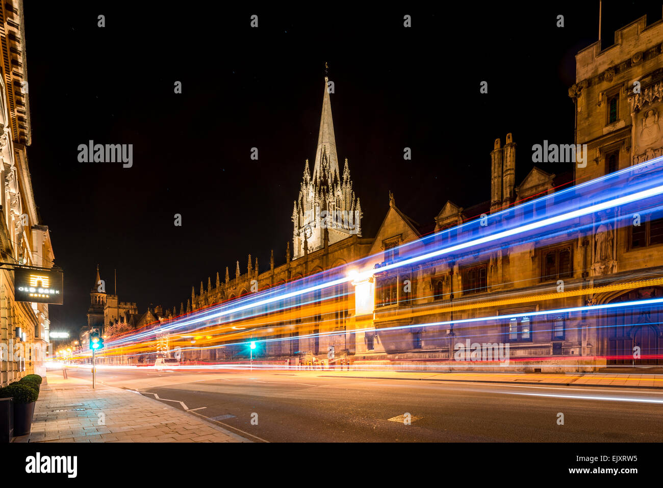 Der Universität St. Mary, Oxford, von der High Street, in der Nacht zu sehen, wie Verkehr auf einer Langzeitbelichtung Fotografie vergeht Stockfoto