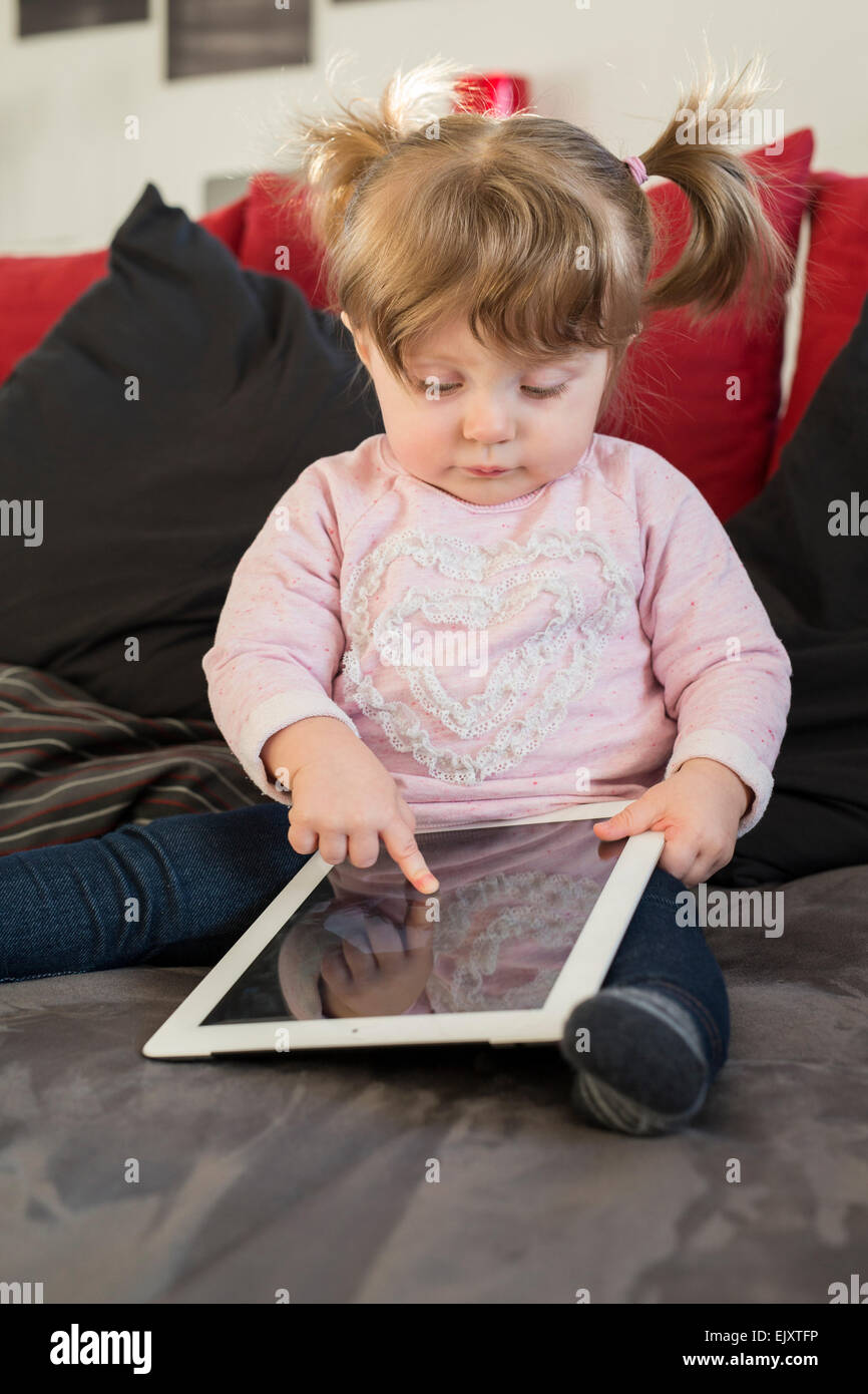 Kleines Mädchen mit Tablet-PC Stockfoto