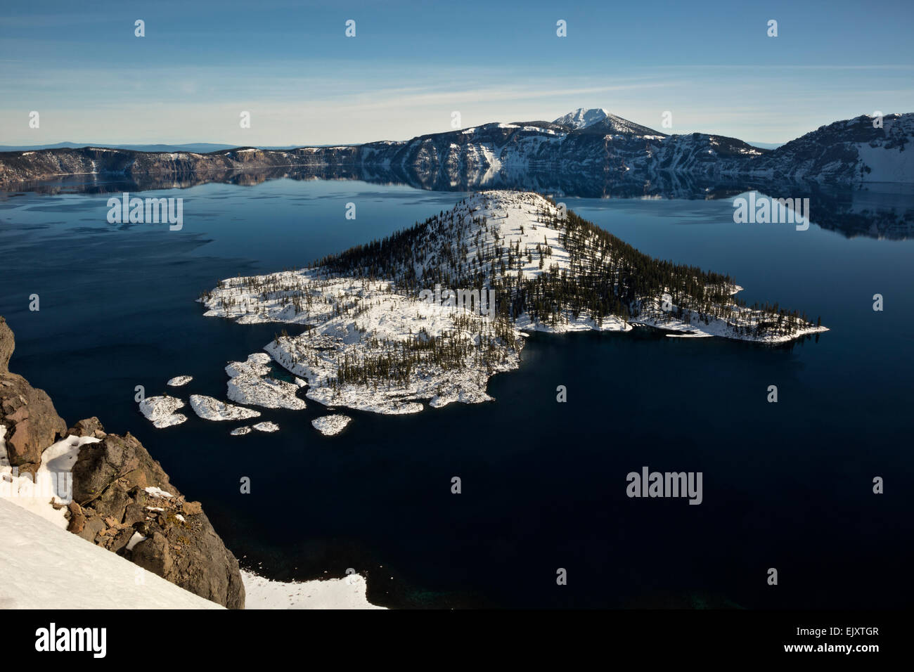 OR02102-00... OREGON - Schnee auf Wizard Island vom Rand des Crater Lake in Crater Lake National Park. Stockfoto