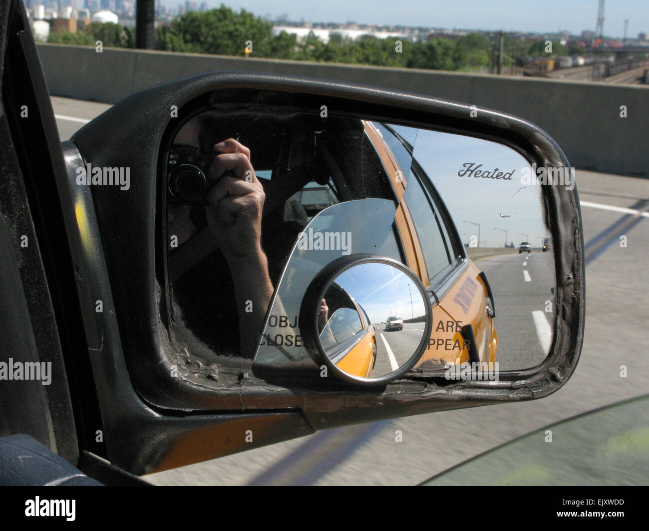 Objekte in Spiegel sind näher, als sie im Auto Außenspiegel