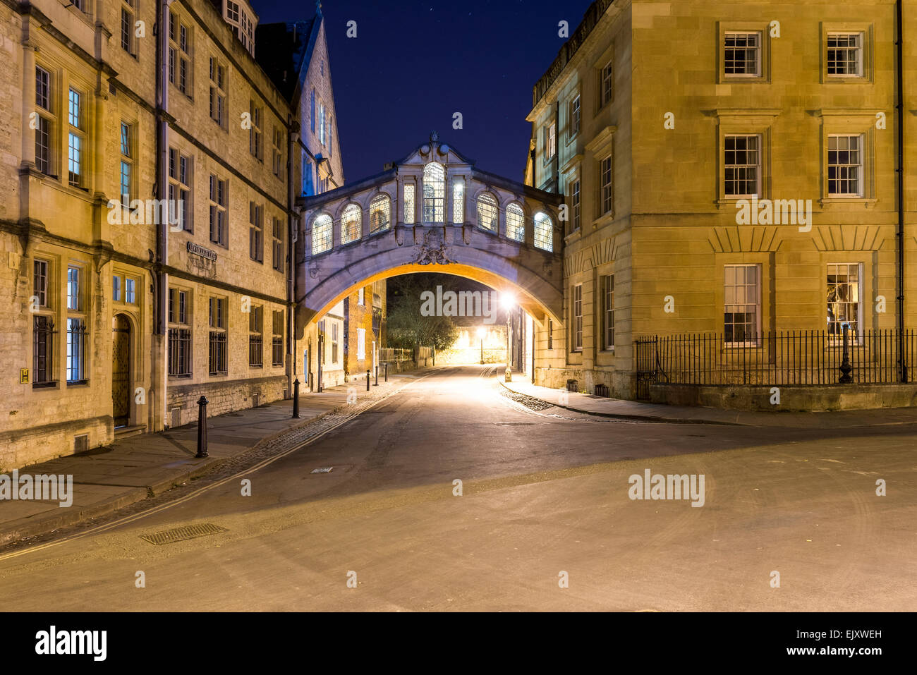 Hertford Brücke, auch bekannt als die Seufzerbrücke, hier in der Nacht zu sehen. Hertford ist eines der Colleges der Universität Oxford Stockfoto