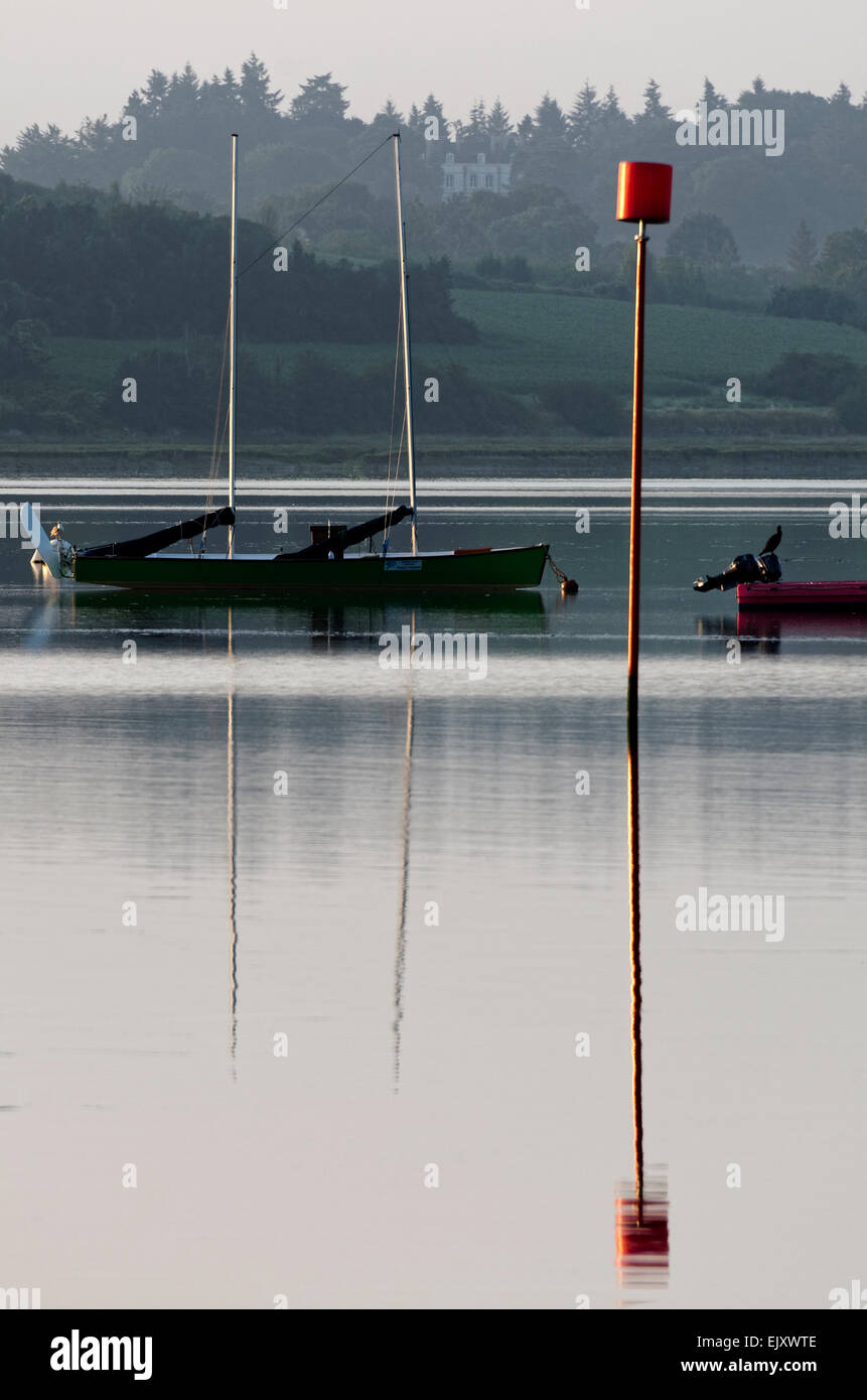 Hafen Kardinal Navigation markieren und ankern Boote auf dem Fluss Rance Brittany France Stockfoto