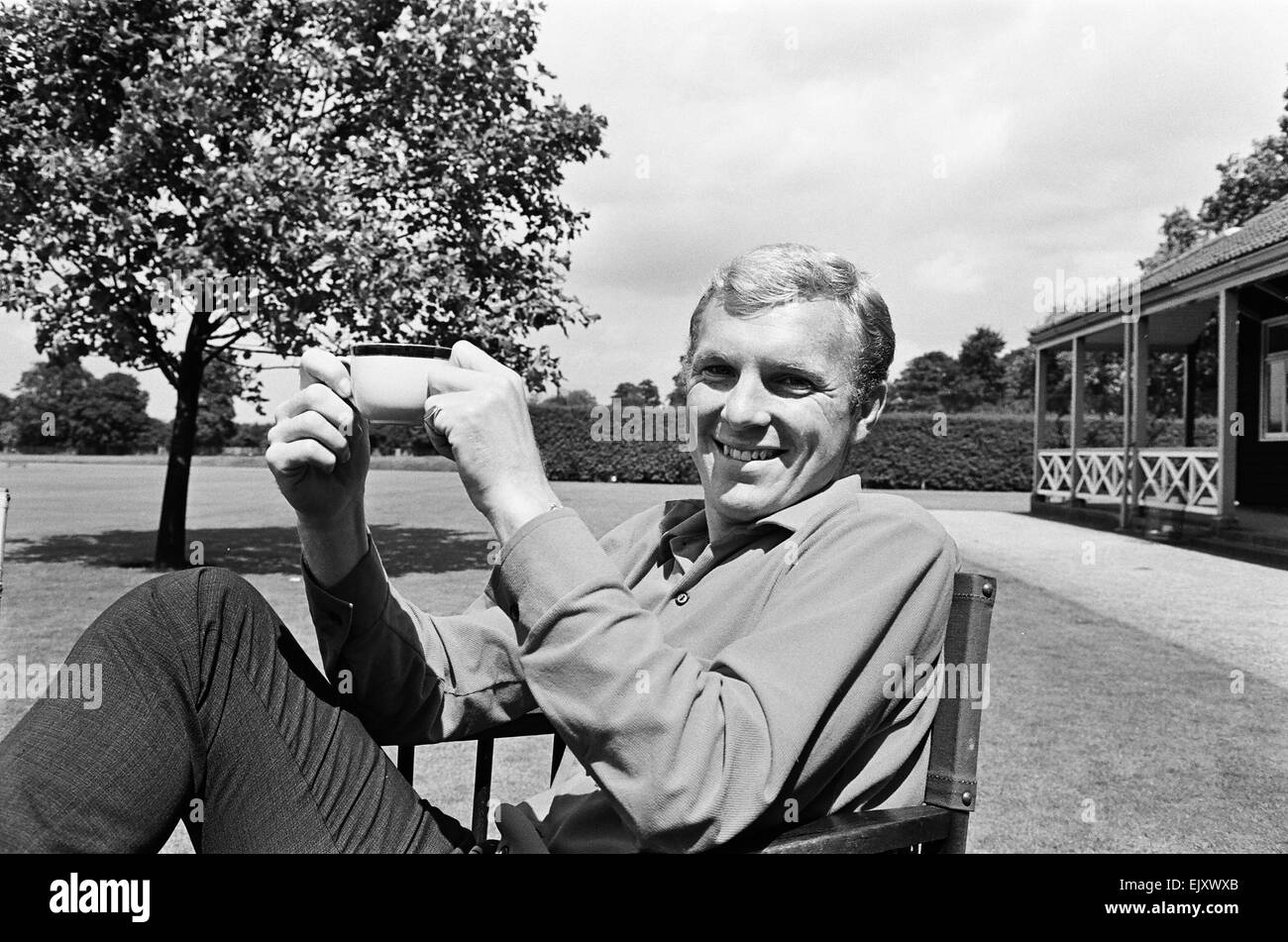 Bobby Moore, entspannt Tag vor dem Weltcupfinale 29. Juli 1966. entsprechen. Lokalen Caption *** England Kapitän Bobby Moore Stockfoto