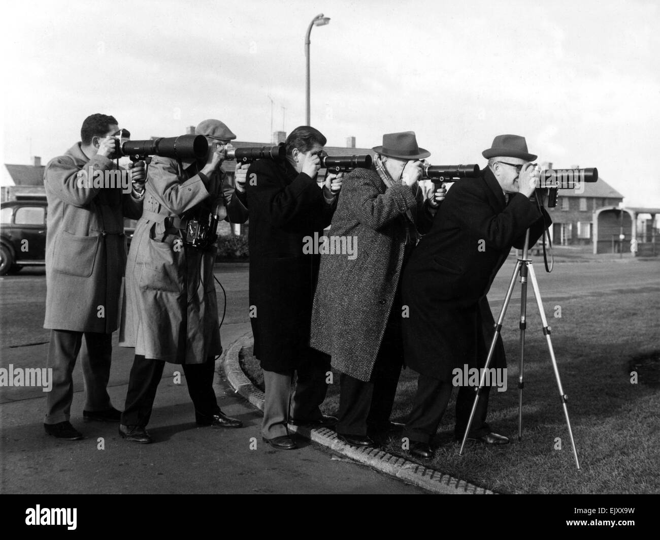Presse-Fotografen mit einander um Unterstützung für ihre langen Objektiven. Mann an der Front ist Spiegel Lensman Dixie Dean. 27. November 1961. Stockfoto