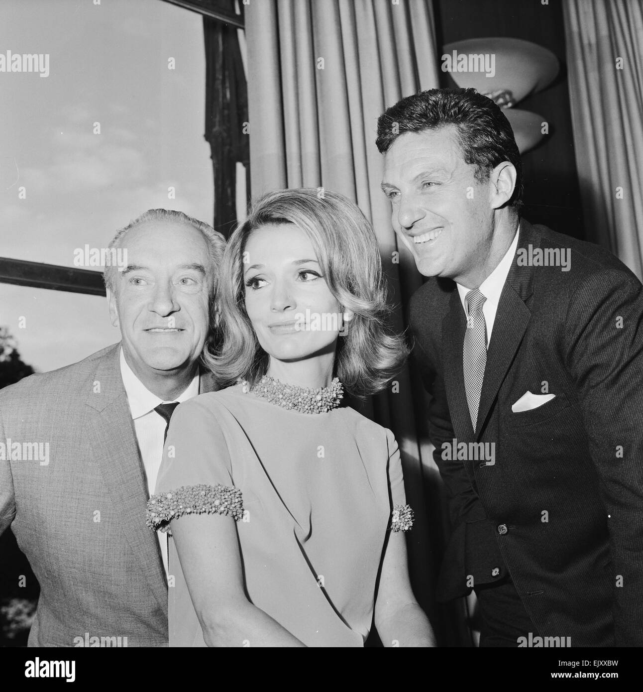 Lee Bouvier, Schauspielerin & Schwester Jacqueline Kennedy Onassis, abgebildet im Savoy Hotel in London, 19. September 1967.    Abgebildet mit co-Stars, die George Sanders & Robert Stack Lee Bouvier 34 in London für ihr TV-Schauspieldebüt in David Susskinds £120.000 Produktion von "Laura" ist.    Sie nutzt ihren Mädchennamen, wie sie lieber "meine Bühne und Privatleben zu trennen".    Verheiratet mit Anthony Stanislas Radziwill, ist ihre vollständige Titel Prinzessin Lee Radziwill.  Lokalen Caption *** Schauspieler Stockfoto