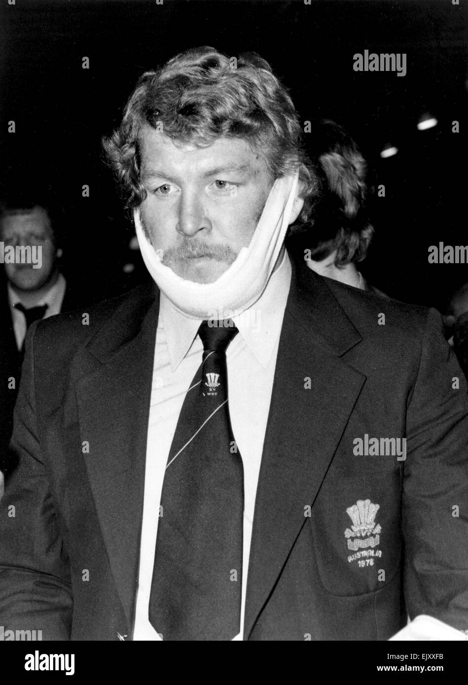 Walisischer Rugby-Team aus Australien zurück in Heathrow ankommen. Graham Price mit bandagierten Kiefer 20. Juni 1978. Stockfoto