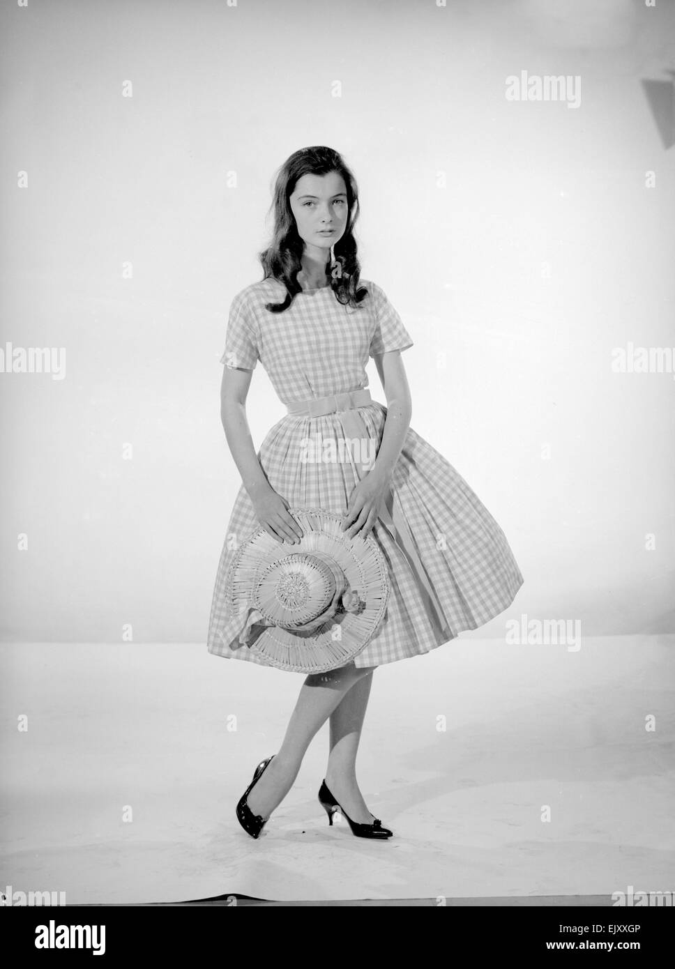 Modell Jennifer Goddard. Braunhaarige Mädchen im karierten Kleid mit Hut Stockfoto