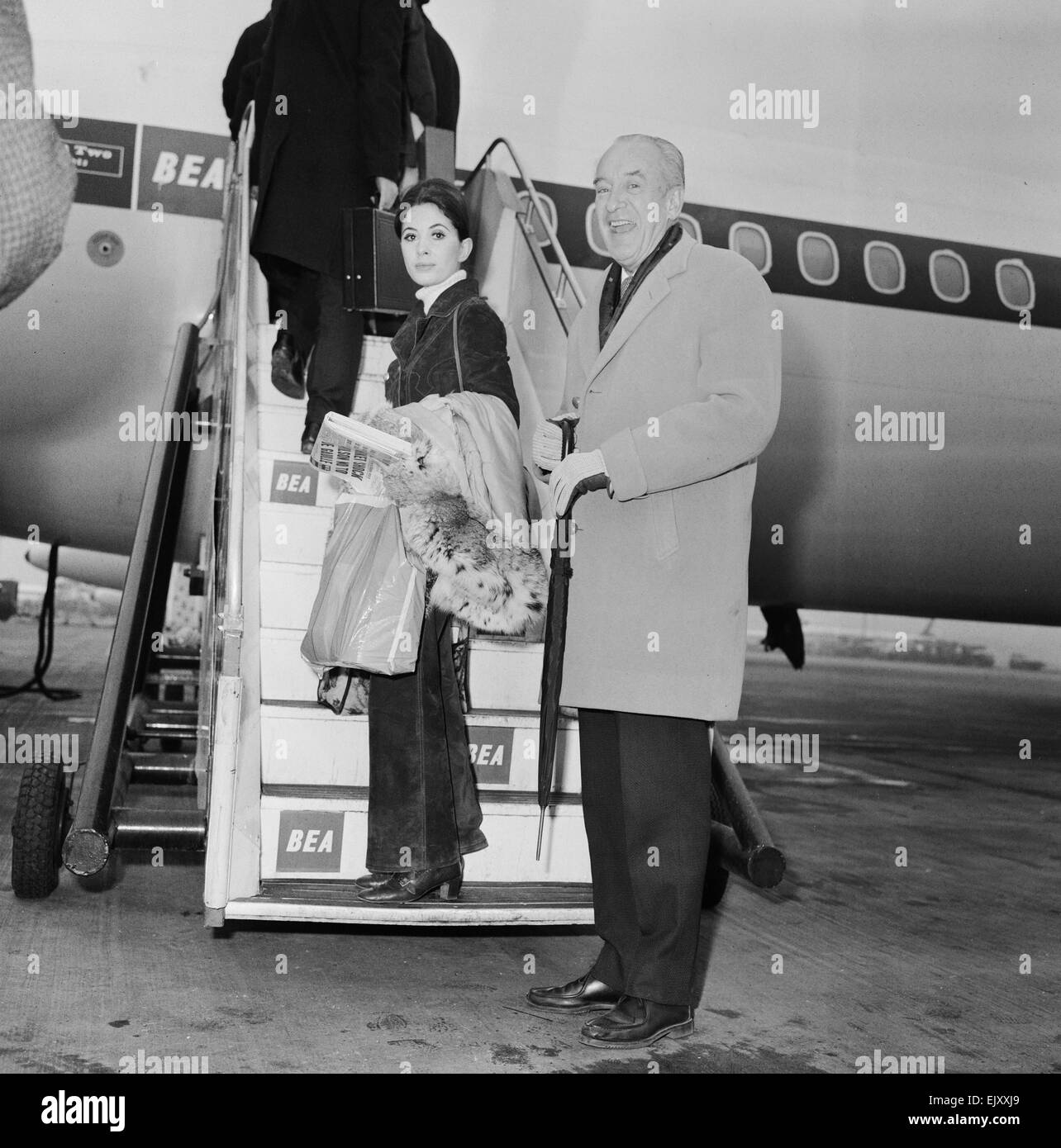 Barbara Parkins, Fernsehen & Film Schauspielerin abgebildet, Ankunft am Flughafen London Heathrow 21. Februar 1969.    Barbara ist auf dem Weg nach Helsinki, zu beginnen die Dreharbeiten zu "The Kremlin Letter", ein Spionage-Thriller auf dem Höhepunkt des Kalten Krieges eingestellt.    Abgebildet mit dem Schauspieler George Sanders, dürfte die Überschrift für den gleichen Film. Es ist das erste Mal trafen sie haben durch die Fotografen eingeführt wurde. Stockfoto