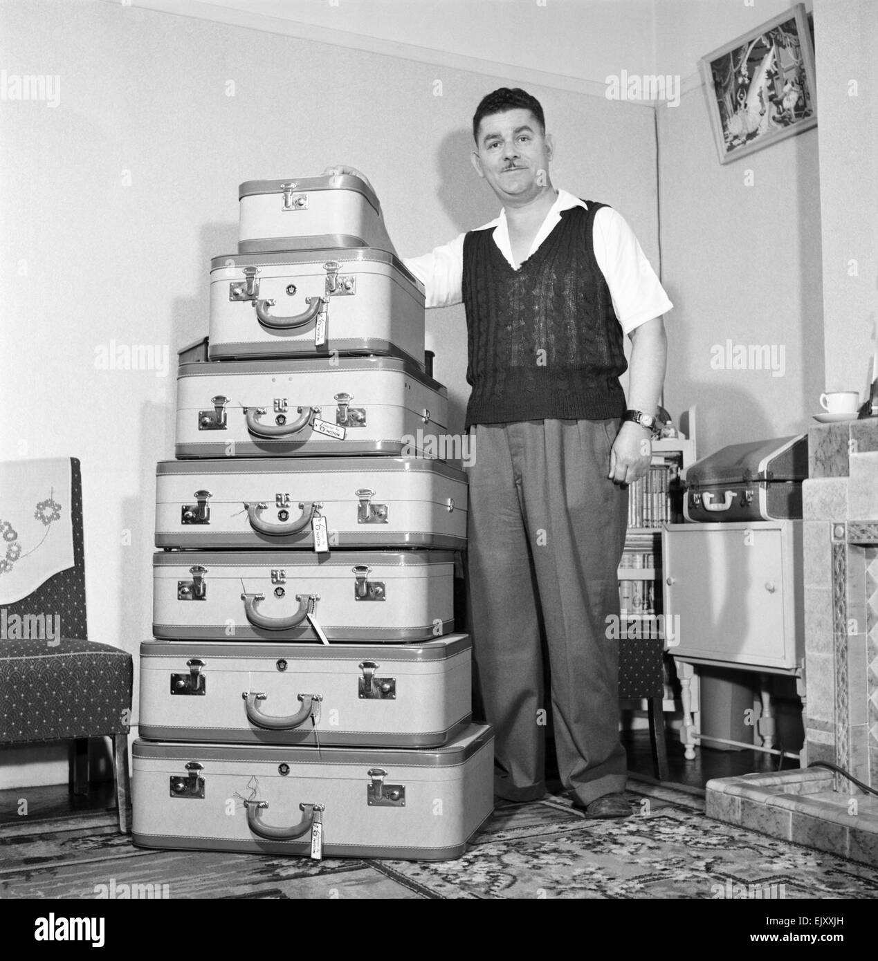 Feiertage: Verpackung das Gepäck vor dem Urlaub. 1960 F46-002 Stockfoto