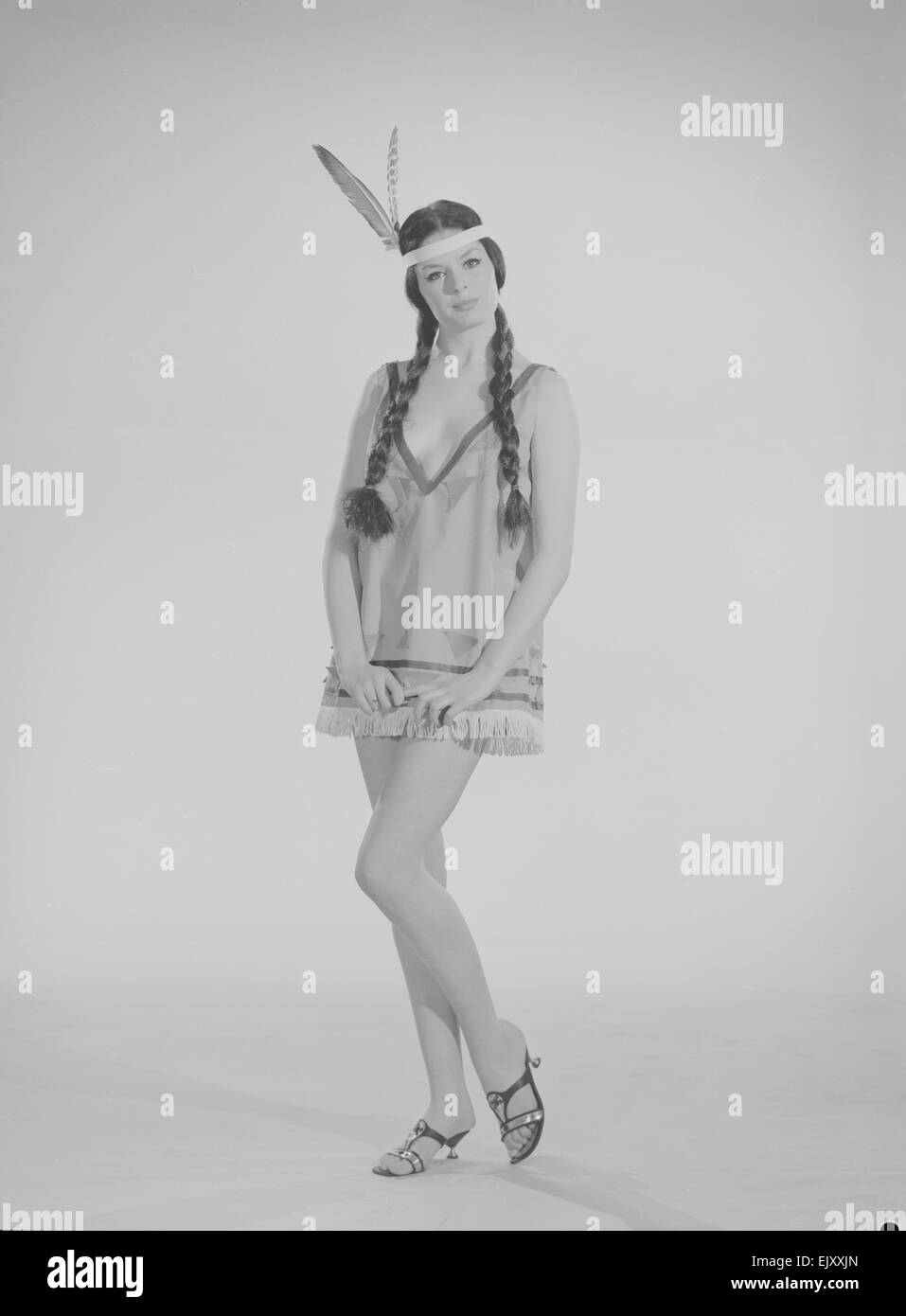 Tagwache Mode Feature Reveille Modell Gloria Janes gesehen hier Modellierung Indianer Mode Dezember 1963 Stockfoto