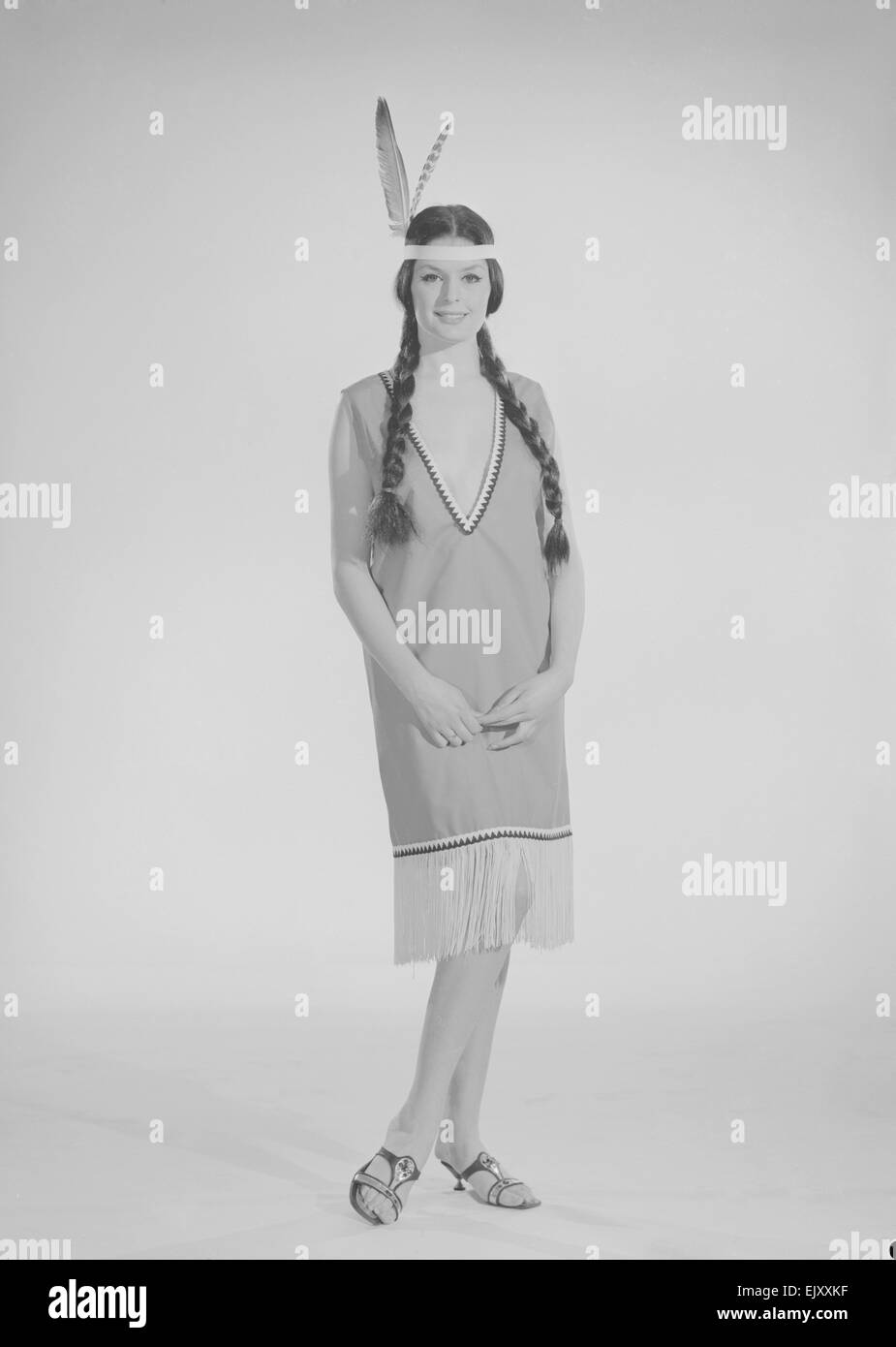 Tagwache Mode Feature Reveille Modell Gloria Janes gesehen hier Modellierung Indianer Mode Dezember 1963 Stockfoto