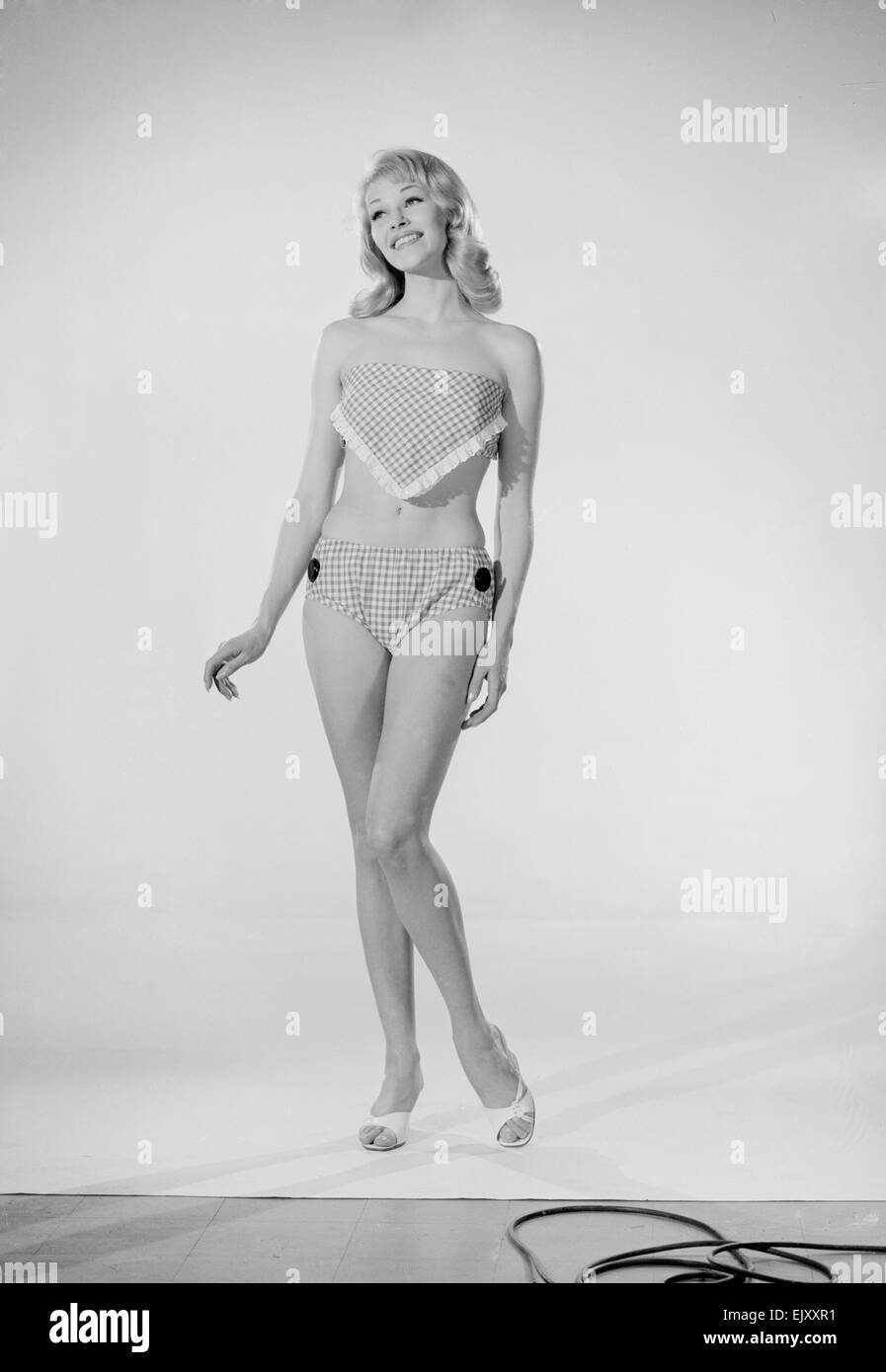 Tagwache Modell Jo Waring Modellierung der 1960er-Jahre-Mode für den Strand. Ca. Mai 1961 Stockfoto