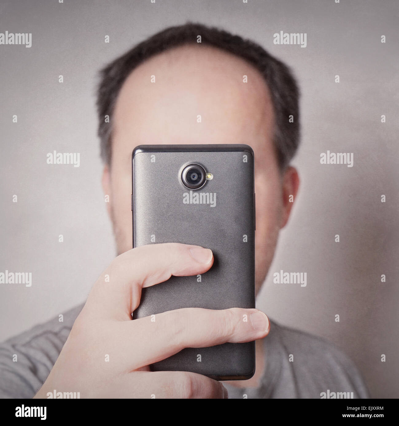 Mann unter Bild mit Smartphone Stockfoto