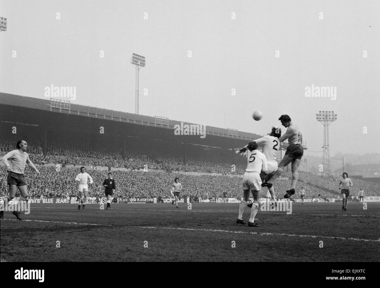 FA Cup Viertel Finale an der Elland Road. Leeds United 2 V Tottenham Hotspur 1. Sporen vorwärts Martin Chivers Sprünge für einen hohen Ball mit Leeds Verteidiger. 18. März 1972. Stockfoto