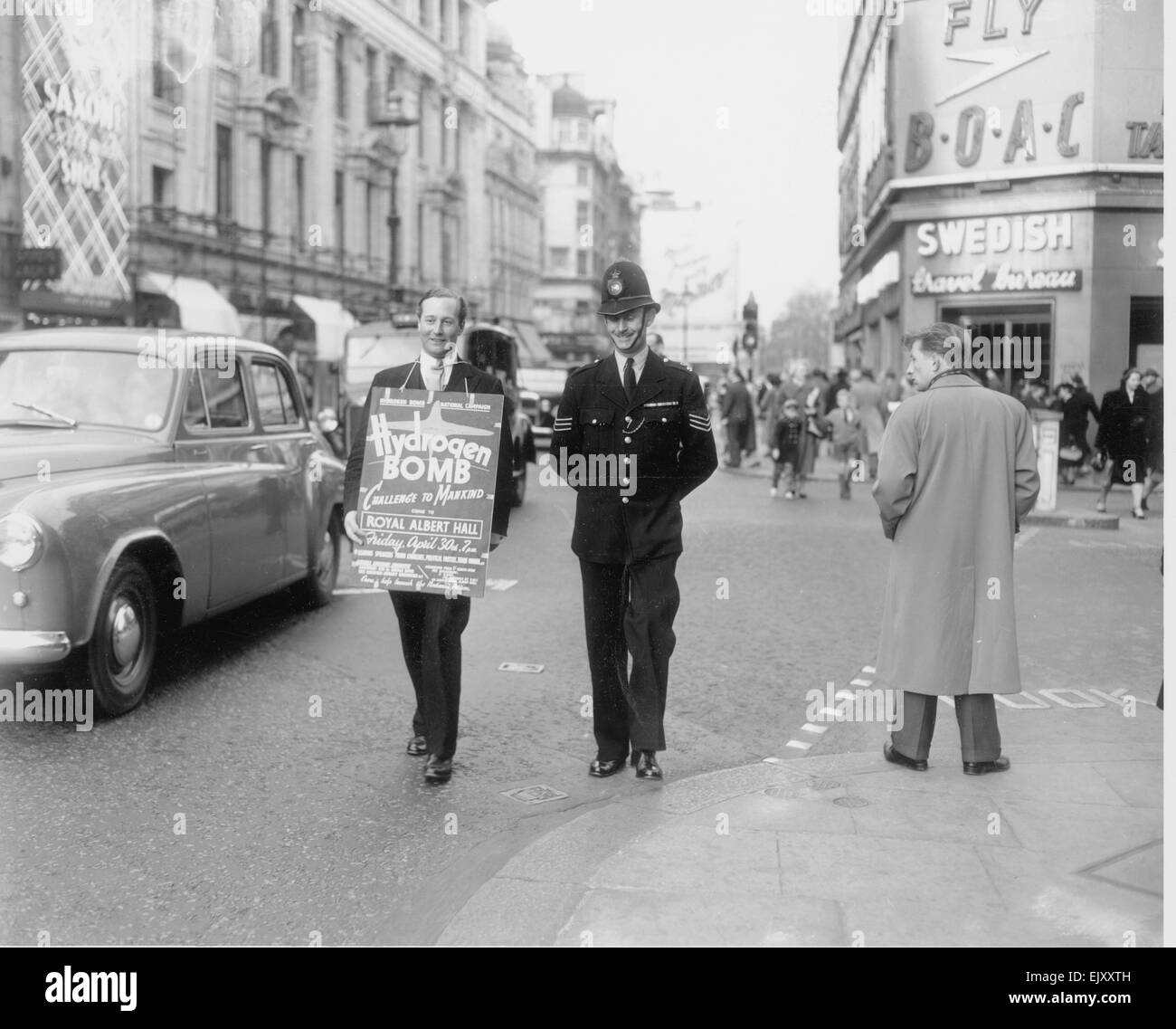 Abrüstung treffen April 1954 Anthony Greenwood MP begleitet von einem Polizisten gesehen hier Werbung die Wasserstoffbombe-Herausforderung für die Menschheit treffen. 29. April 1954 Stockfoto