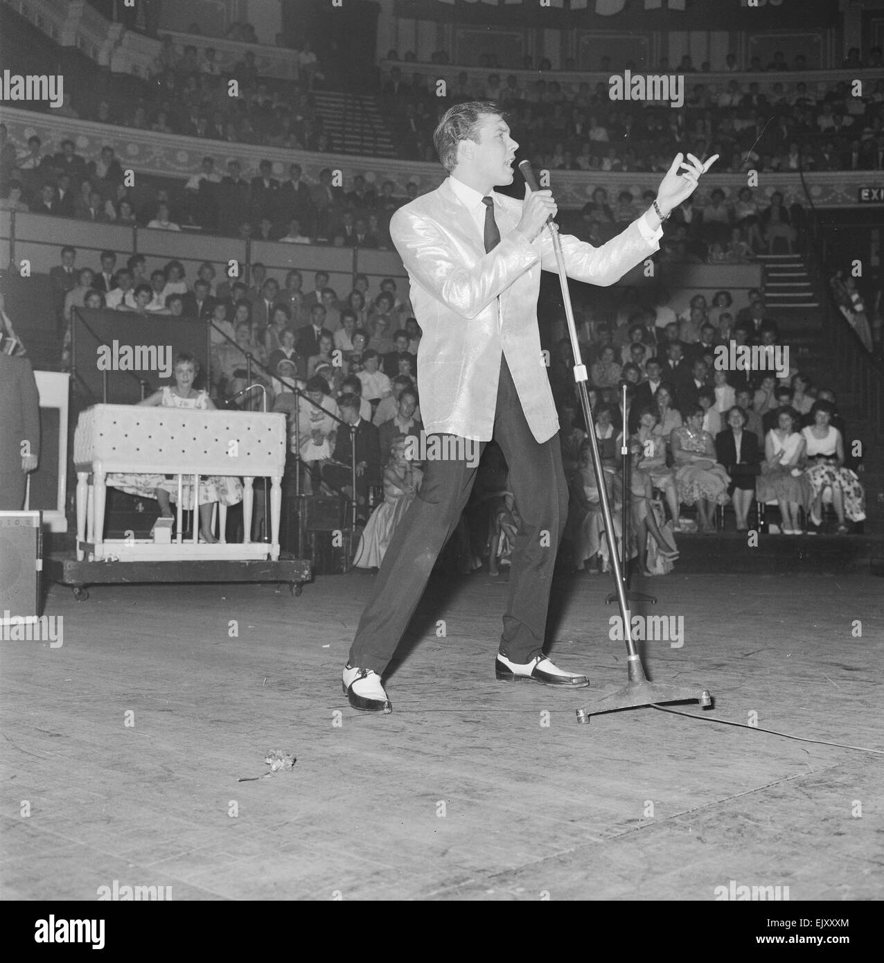 Das große Pop Prom 1959, in der Royal Albert Hall am Sonntag, 20. September 1959 statt.    Sängerin Marty Wilde abgebildet auf der Bühne A.k.a   Der große Marilyn Roxy Valentine Pop Prom Stockfoto