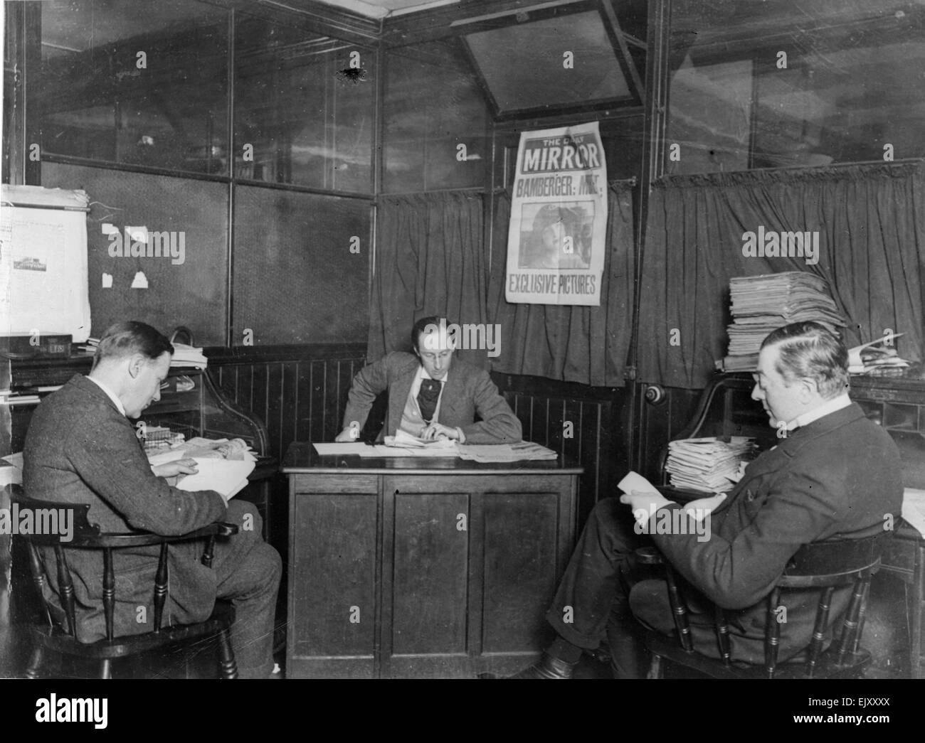 Am frühen Morgen Mitarbeiter treffen auf den Daily Mirror Newsdesk, circa. Stockfoto