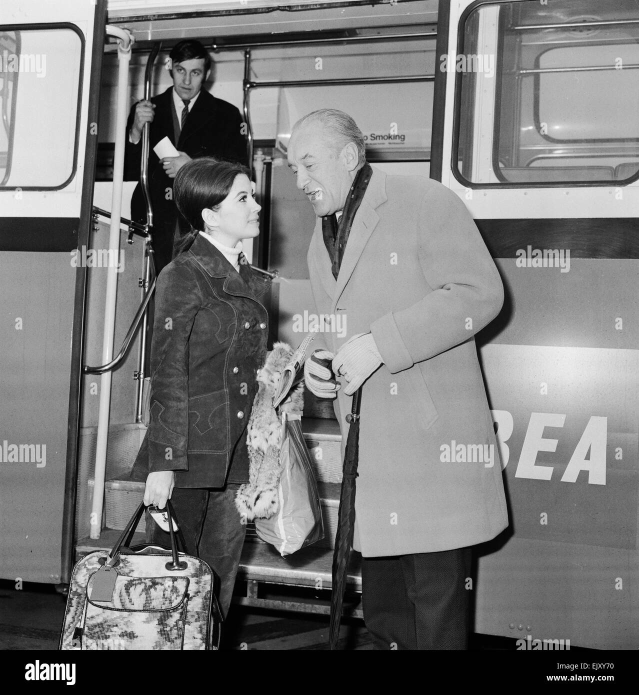 Barbara Parkins, Fernsehen & Film Schauspielerin abgebildet, Ankunft am Flughafen London Heathrow 21. Februar 1969.    Barbara ist auf dem Weg nach Helsinki, zu beginnen die Dreharbeiten zu "The Kremlin Letter", ein Spionage-Thriller auf dem Höhepunkt des Kalten Krieges eingestellt.    Abgebildet mit dem Schauspieler George Sanders, dürfte die Überschrift für den gleichen Film. Es ist das erste Mal trafen sie haben durch die Fotografen eingeführt wurde. Stockfoto