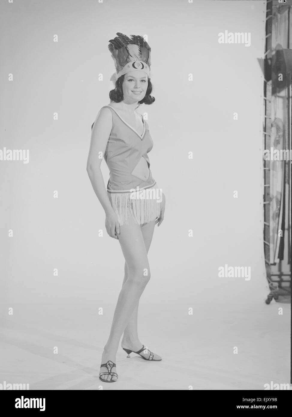 Tagwache Mode Feature Reveille Modell Gloria Janes gesehen hier Modellierung Indianer Mode Dezember 1963 Stockfoto