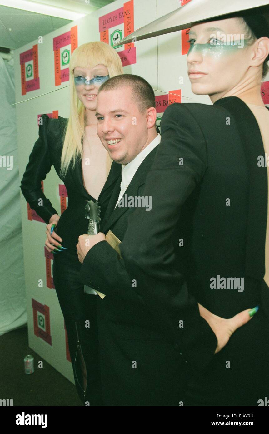 Alexander McQueen nach seiner Ernennung zum British Designer of The Year bei den Lloyds Bank British Fashion Awards 22. Oktober 1996.    Die jährliche Veranstaltung fand in der Royal Albert Hall statt.    Er übernimmt den begehrten Titel vom dreimaligen Gewinner John Galliano, auch seine Position bei Givenchy für McQueen Räumung ist, um das Ruder bei Christian Dior.     Mit 27 ist McQueen im gleichen Alter wie Galliano gewann er erstmals die Auszeichnung im Jahr 1987. Es sind gedacht, um Parallelen zwischen Leben und Werk der beiden, aber McQueen beharrt: "Wir sind sehr verschiedenen Designern." Stockfoto