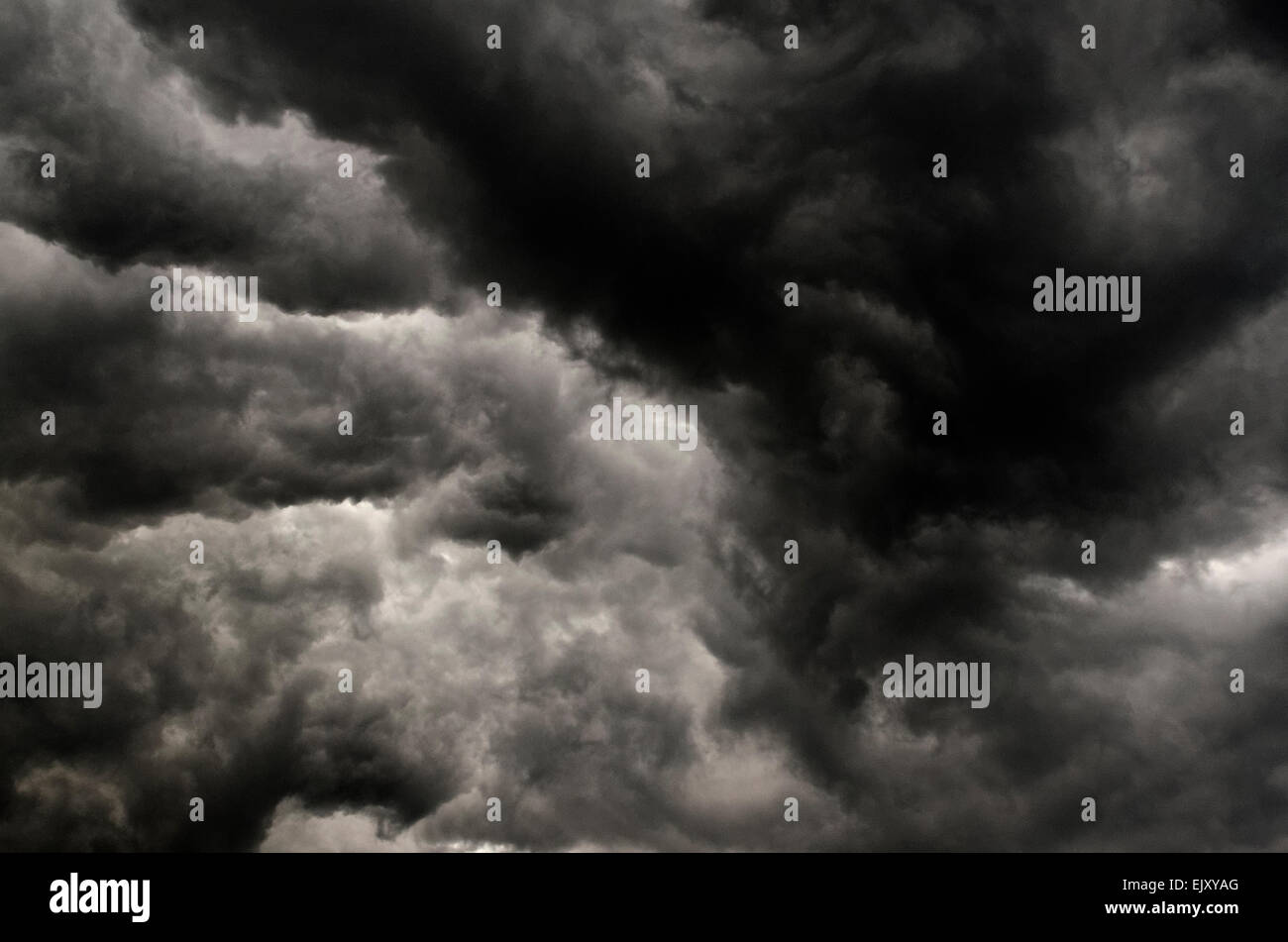 schwarzen kochende Wolken über Dinan Brittany France als Sommer Donner Sturm Ansätze Stockfoto