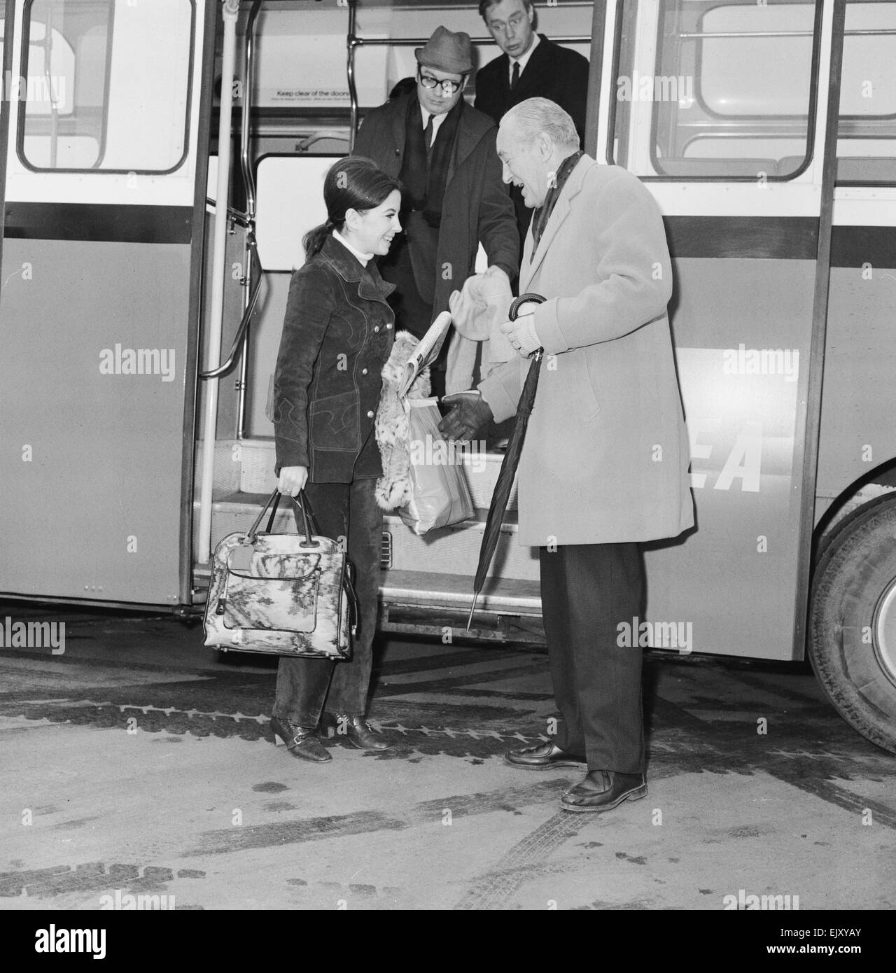 Barbara Parkins, Fernsehen & Film Schauspielerin abgebildet, Ankunft am Flughafen London Heathrow 21. Februar 1969.    Barbara ist auf dem Weg nach Helsinki, zu beginnen die Dreharbeiten zu "The Kremlin Letter", ein Spionage-Thriller auf dem Höhepunkt des Kalten Krieges eingestellt.    Abgebildet mit dem Schauspieler George Sanders, dürfte die Überschrift für den gleichen Film. Es ist das erste Mal trafen sie haben durch die Fotografen eingeführt wurde. Stockfoto