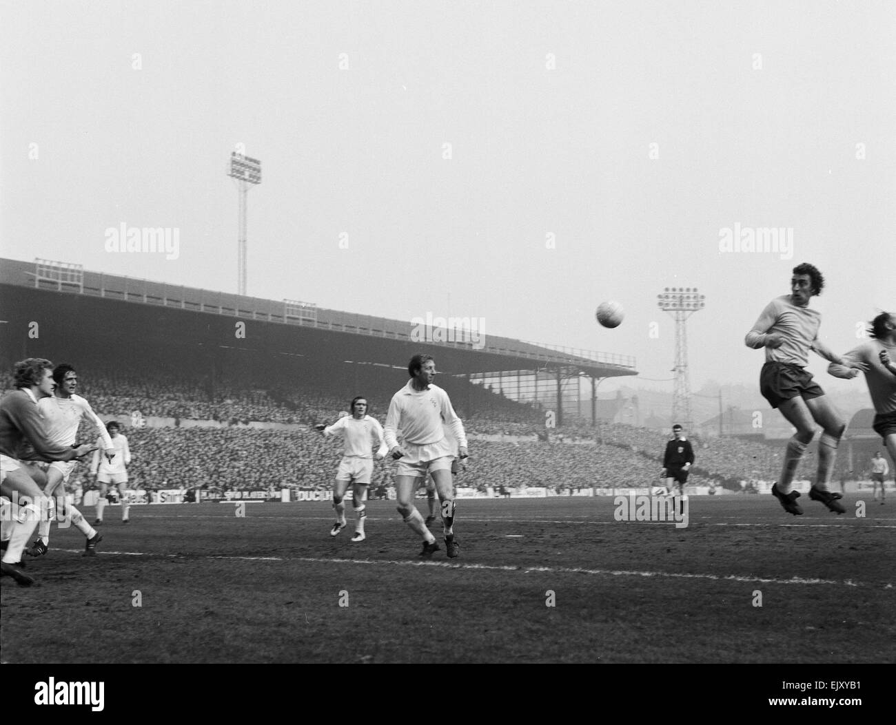 FA Cup Viertel Finale an der Elland Road. Leeds United 2 V Tottenham Hotspur 1. Sporen vorwärts Martin Chivers von Leeds Verteidiger Jack Charlton beobachtet. 18. März 1972. Stockfoto